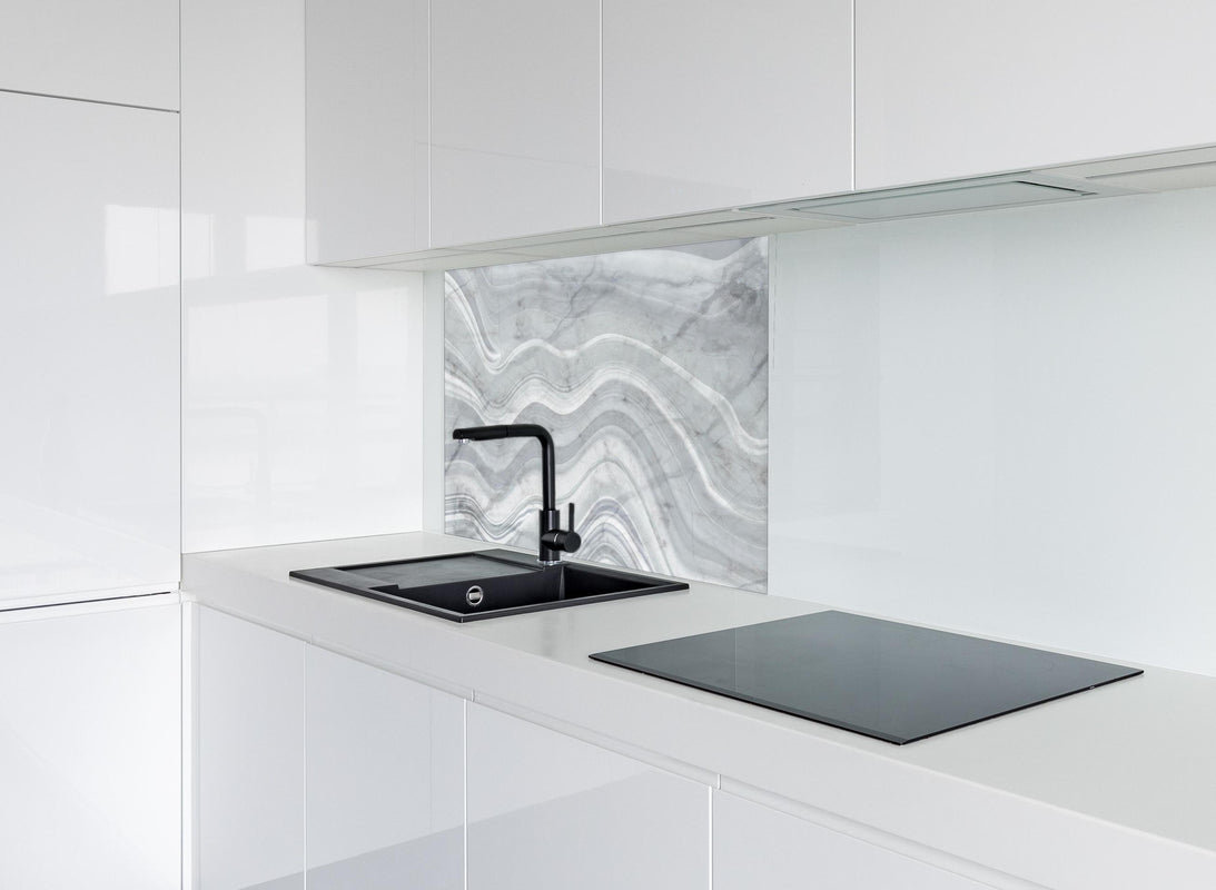 Spritzschutz - Graue wellenförmige Marmor Textur hinter modernem schwarz-matten Spülbecken in weißer Hochglanz-Küche