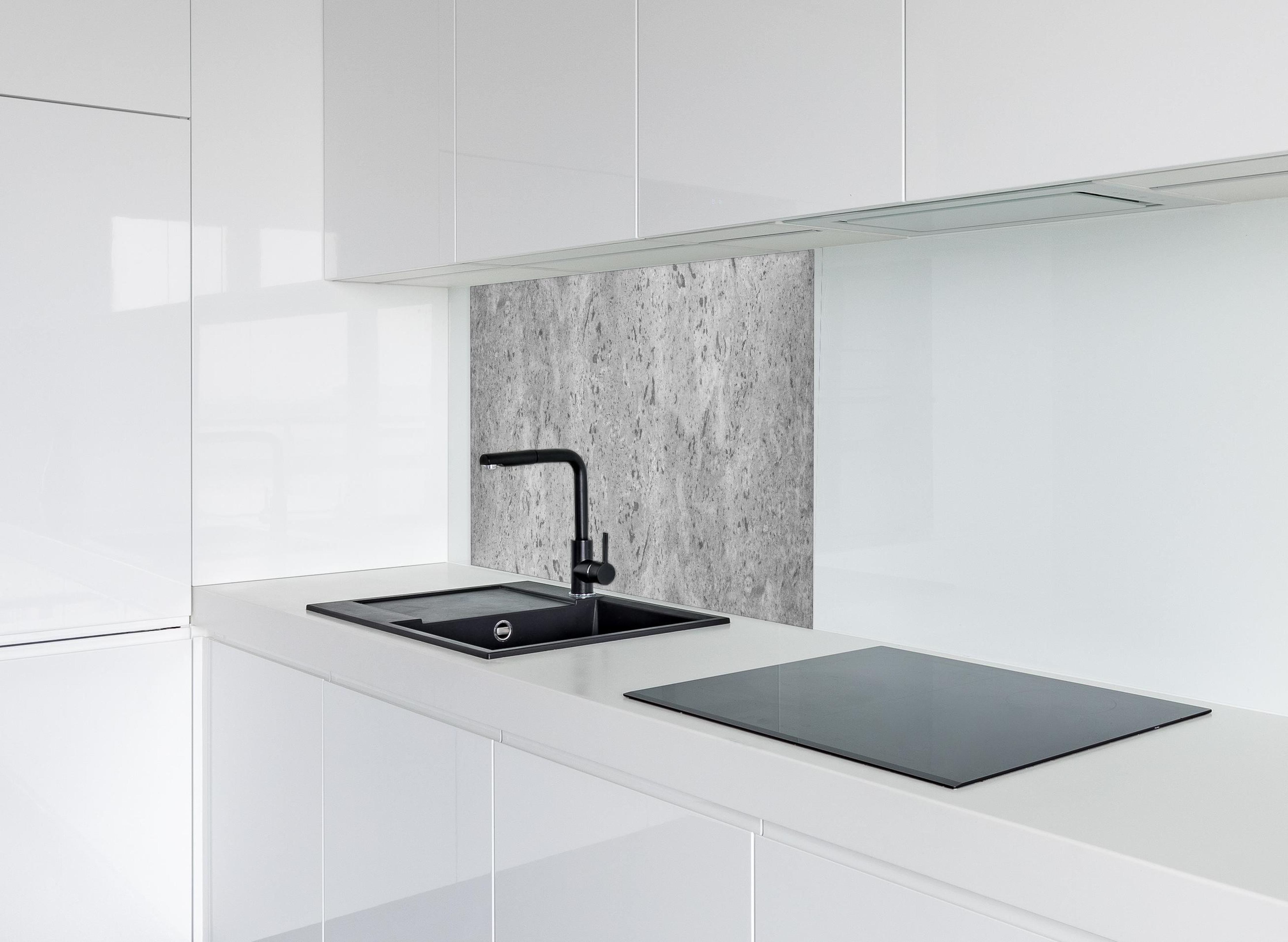 Spritzschutz - Grauer Beton hinter modernem schwarz-matten Spülbecken in weißer Hochglanz-Küche