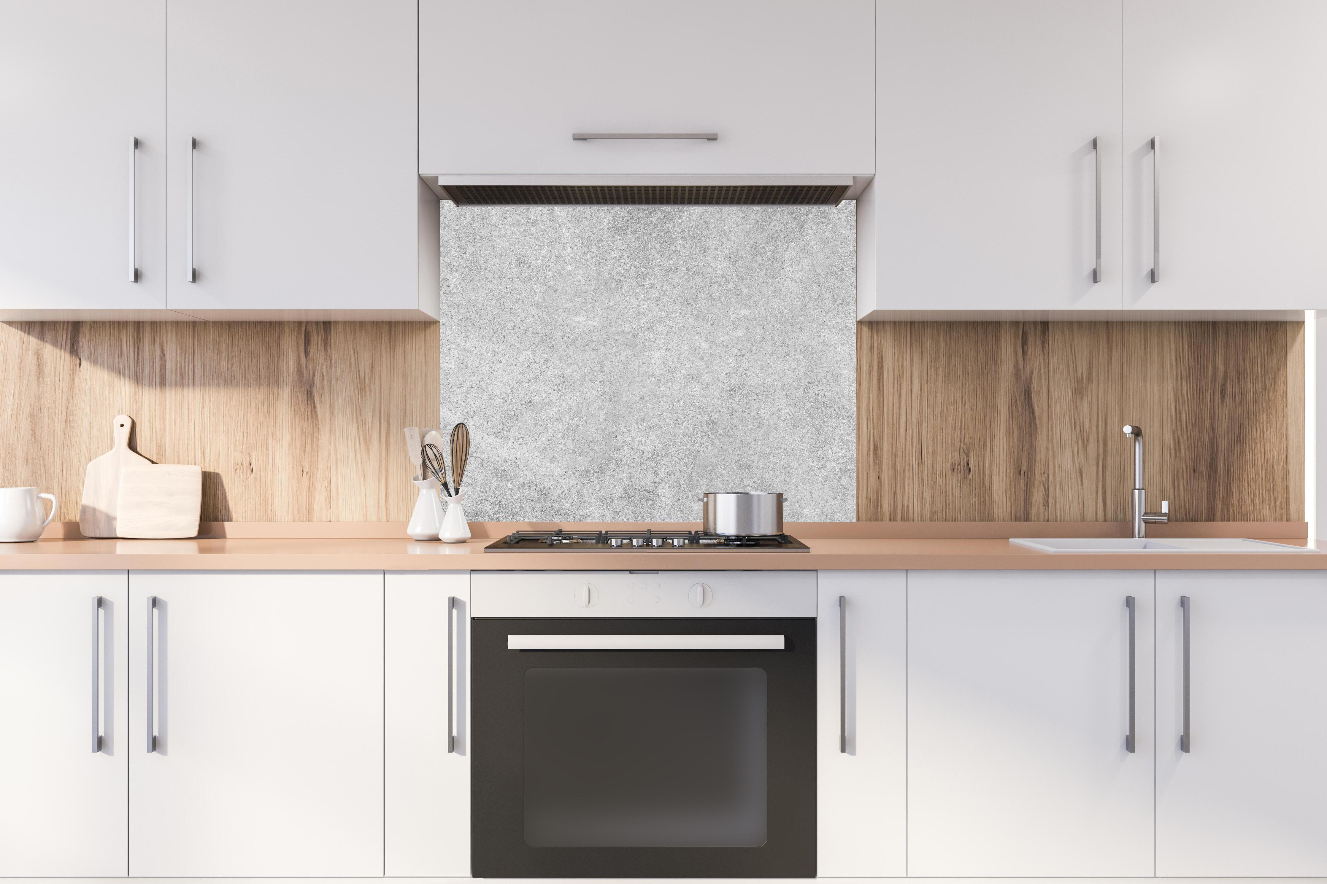 Spritzschutz - Grauer Kalkstein hinter stilvollem Gasherd unter Dunstabzugshaube