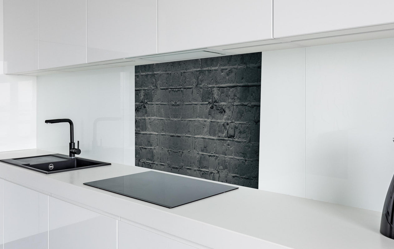 Spritzschutz - Graues ausgefallenes Mauerwerk  in weißer Hochglanz-Küche hinter einem Cerankochfeld
