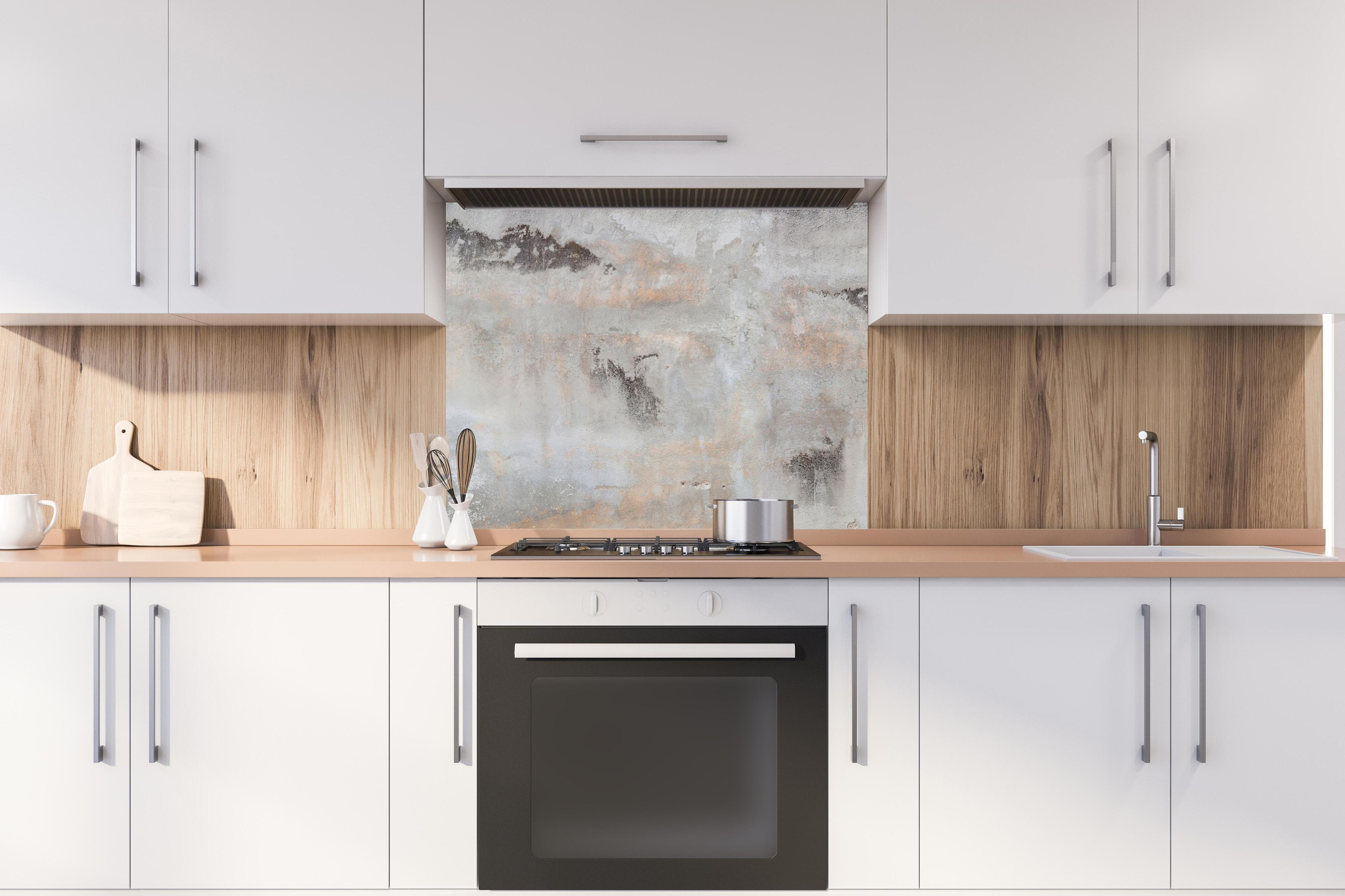 Spritzschutz - Grunge Betonwand hinter stilvollem Gasherd unter Dunstabzugshaube