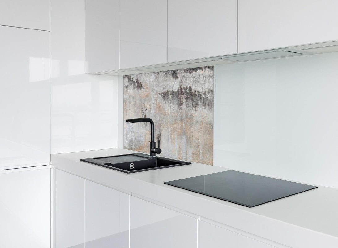 Spritzschutz - Grunge Betonwand hinter modernem schwarz-matten Spülbecken in weißer Hochglanz-Küche