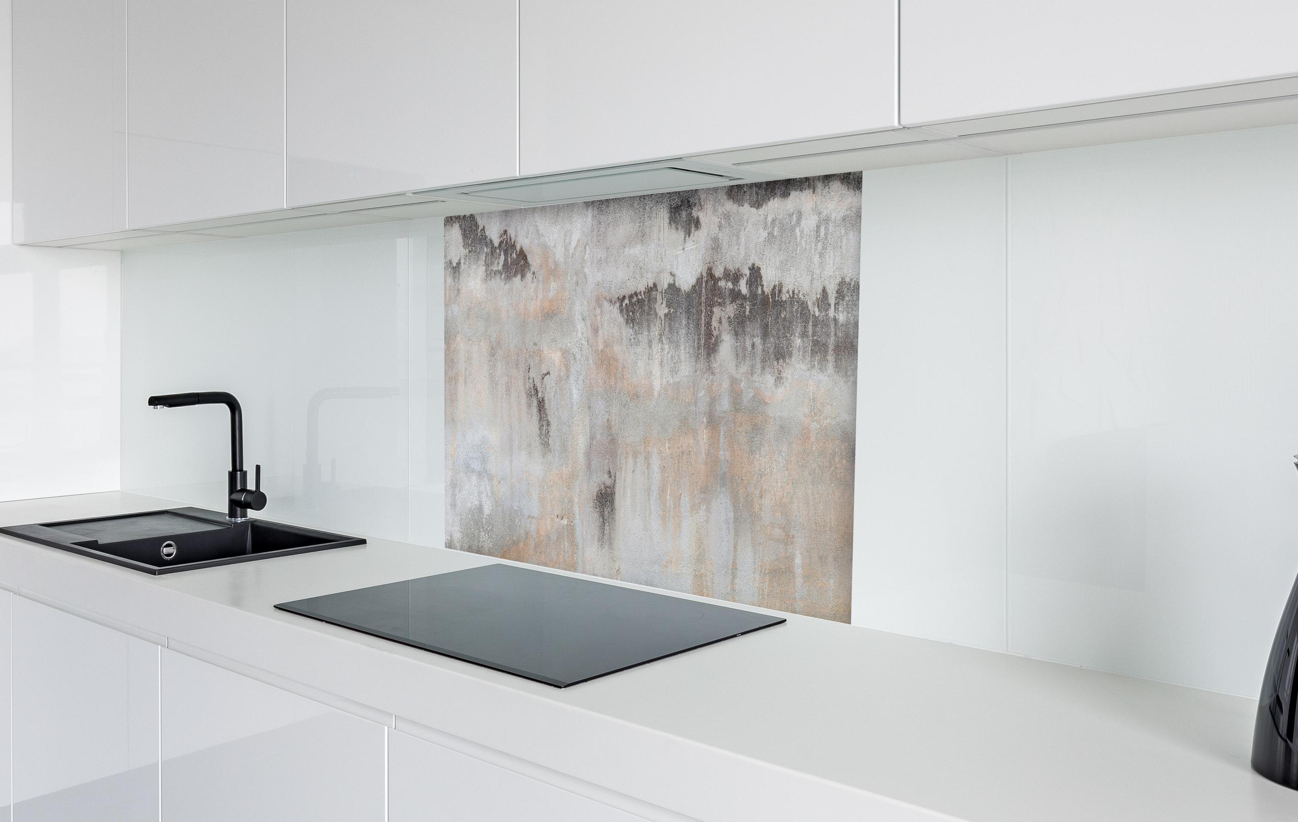 Spritzschutz - Grunge Betonwand  in weißer Hochglanz-Küche hinter einem Cerankochfeld
