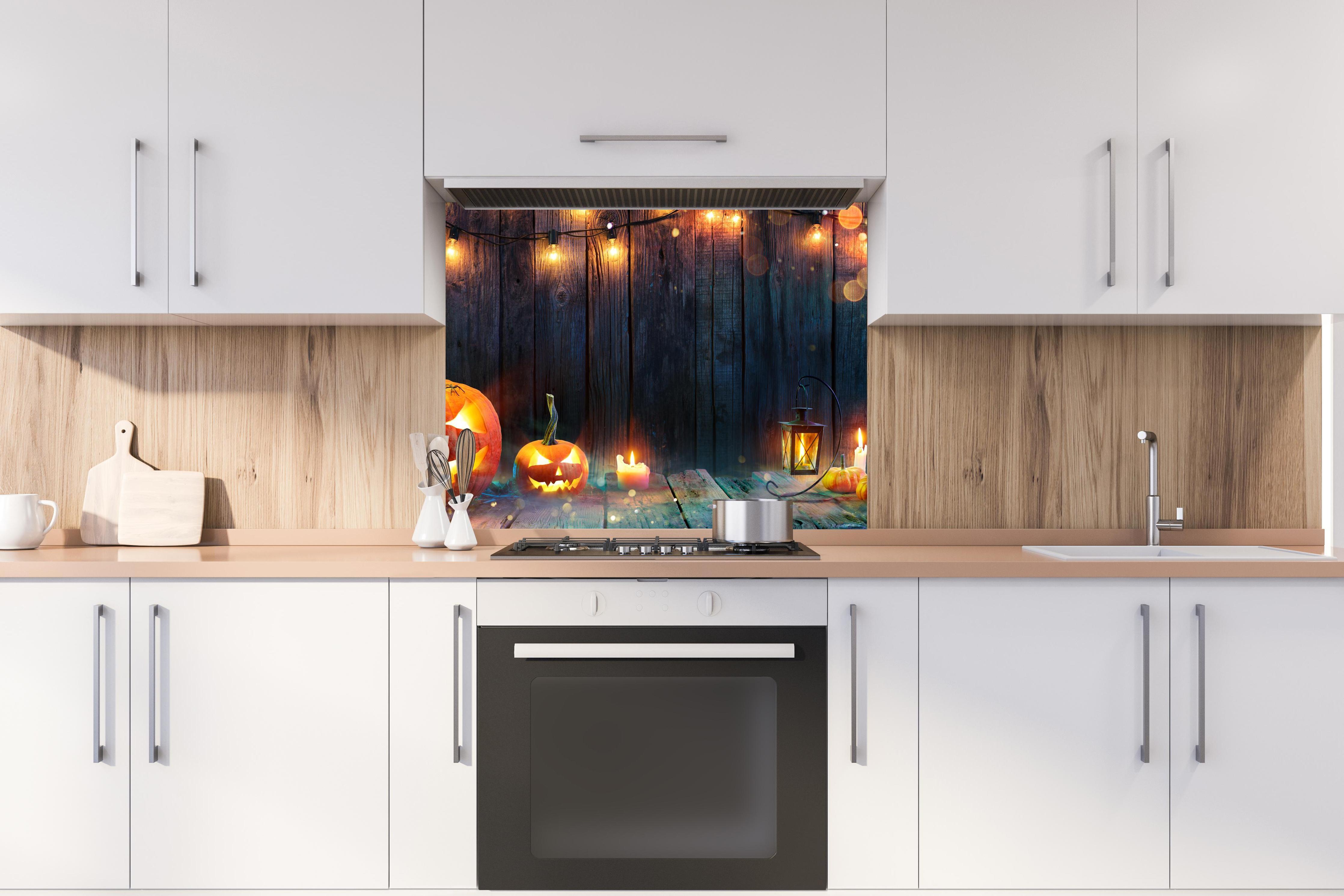 Spritzschutz - Halloween - Kerzen und Lichterketten hinter stilvollem Gasherd unter Dunstabzugshaube