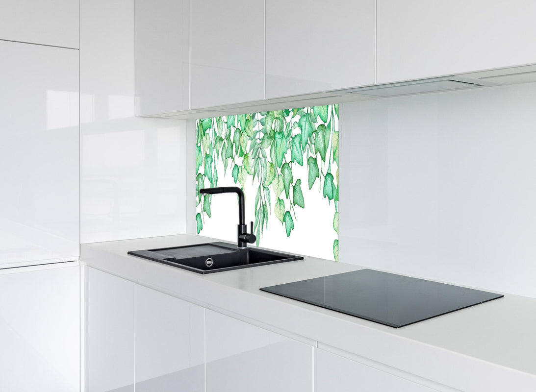 Spritzschutz - Handgezeichneten Aquarellblättern und Efeu hinter modernem schwarz-matten Spülbecken in weißer Hochglanz-Küche
