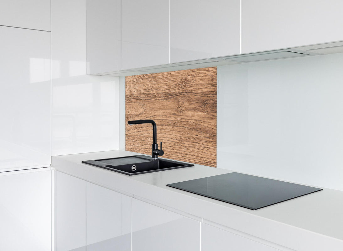 Spritzschutz - Hartholz Eiche Textur hinter modernem schwarz-matten Spülbecken in weißer Hochglanz-Küche