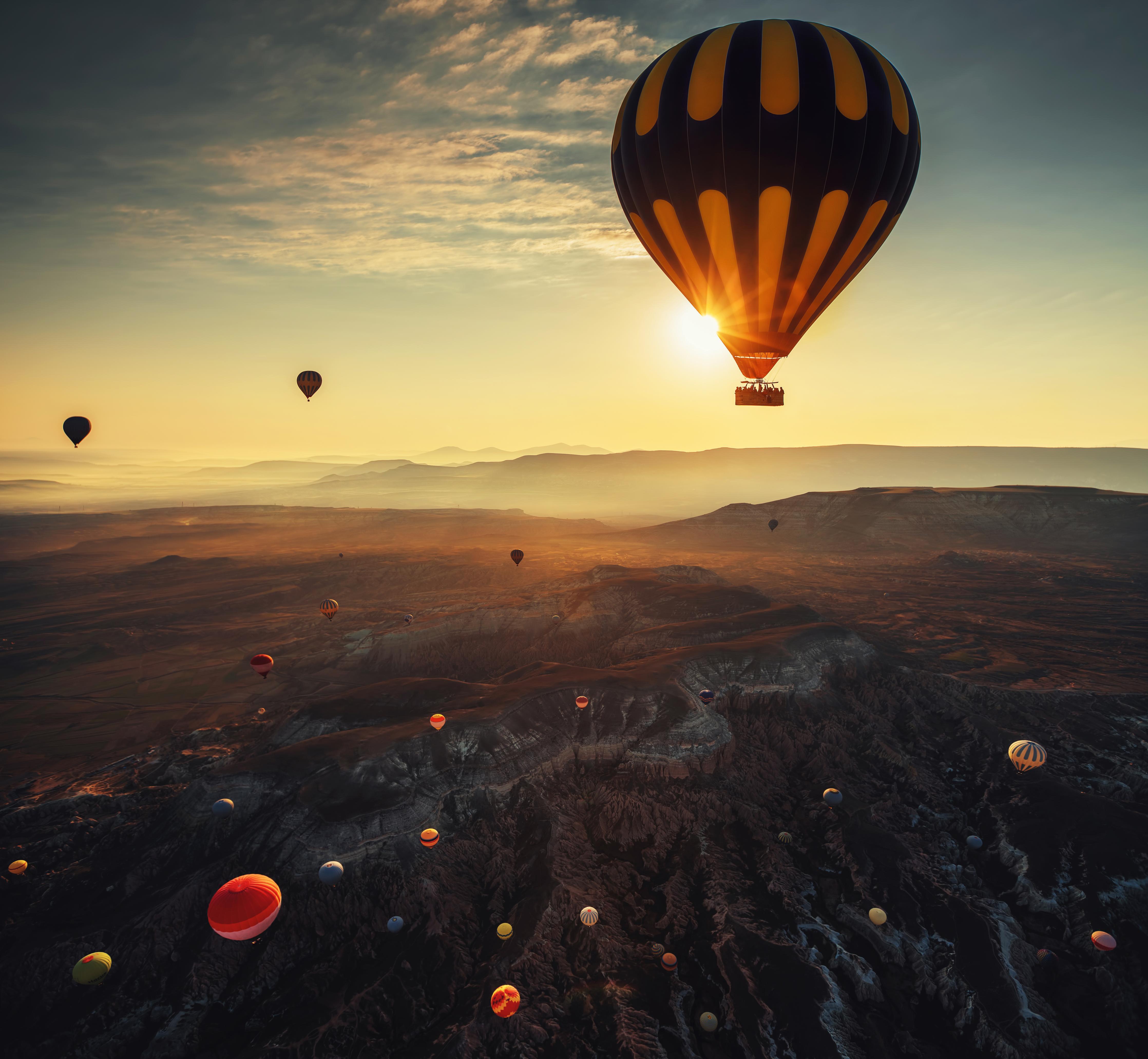 Spritzschutz-Heißluftballons fliegen über das Tal von Kappadokien