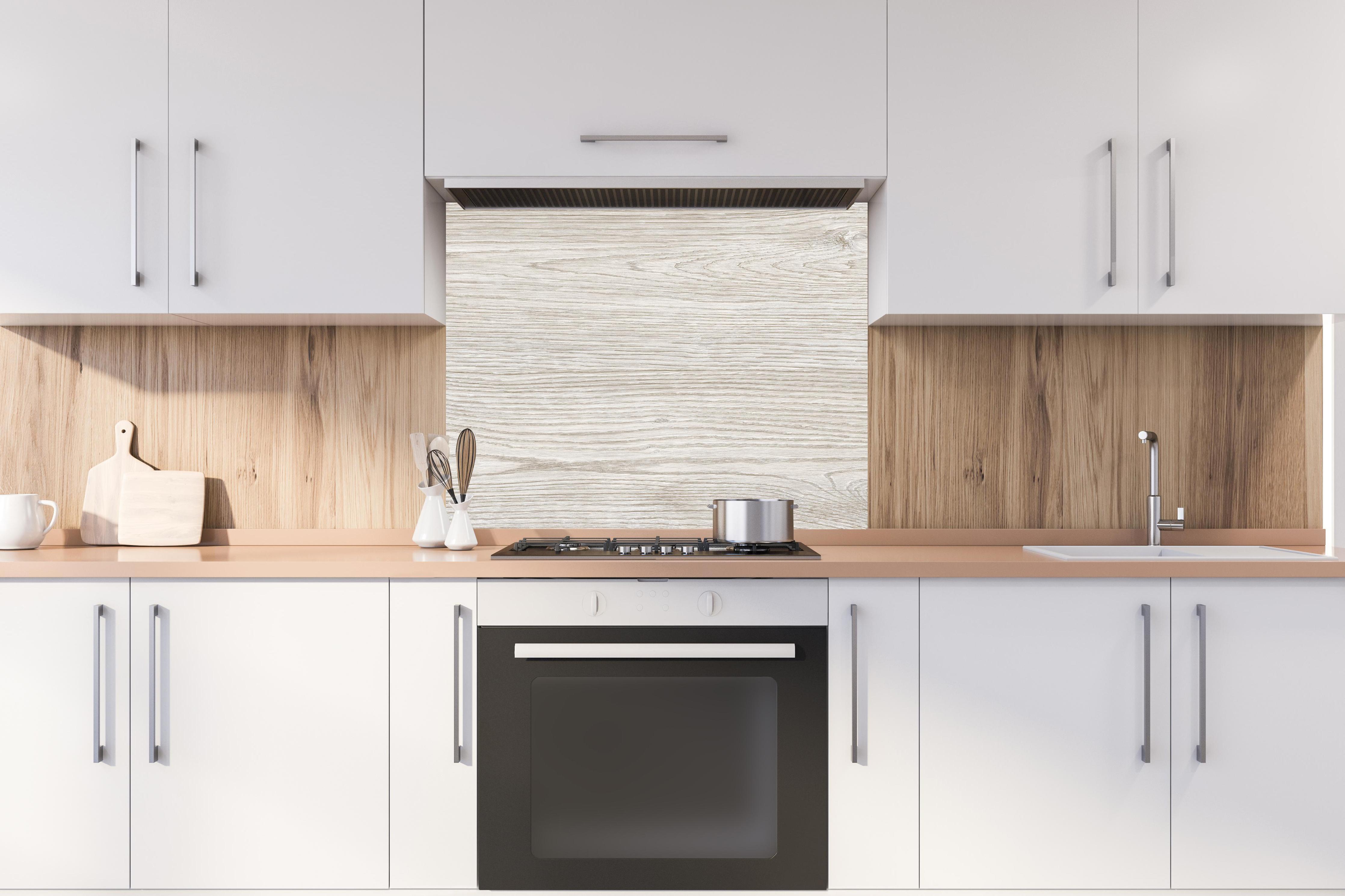 Spritzschutz - Helles Eichenholz hinter stilvollem Gasherd unter Dunstabzugshaube