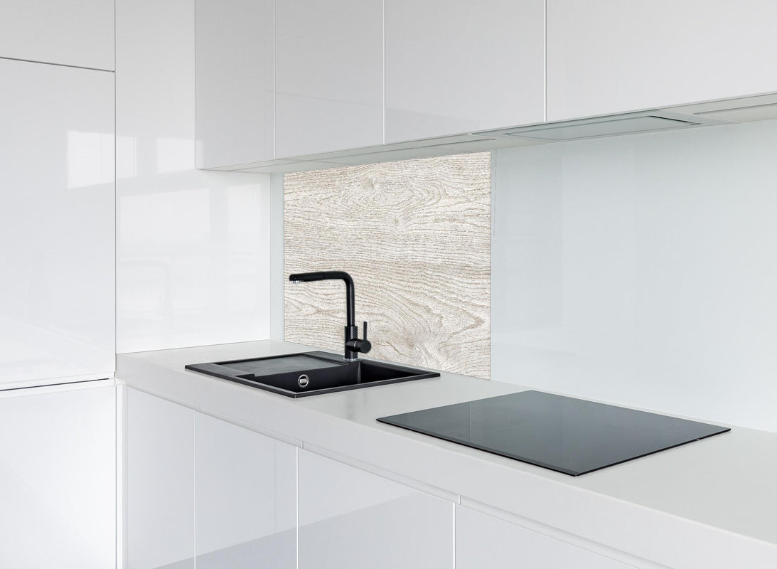 Spritzschutz - Helles Eichenholz hinter modernem schwarz-matten Spülbecken in weißer Hochglanz-Küche