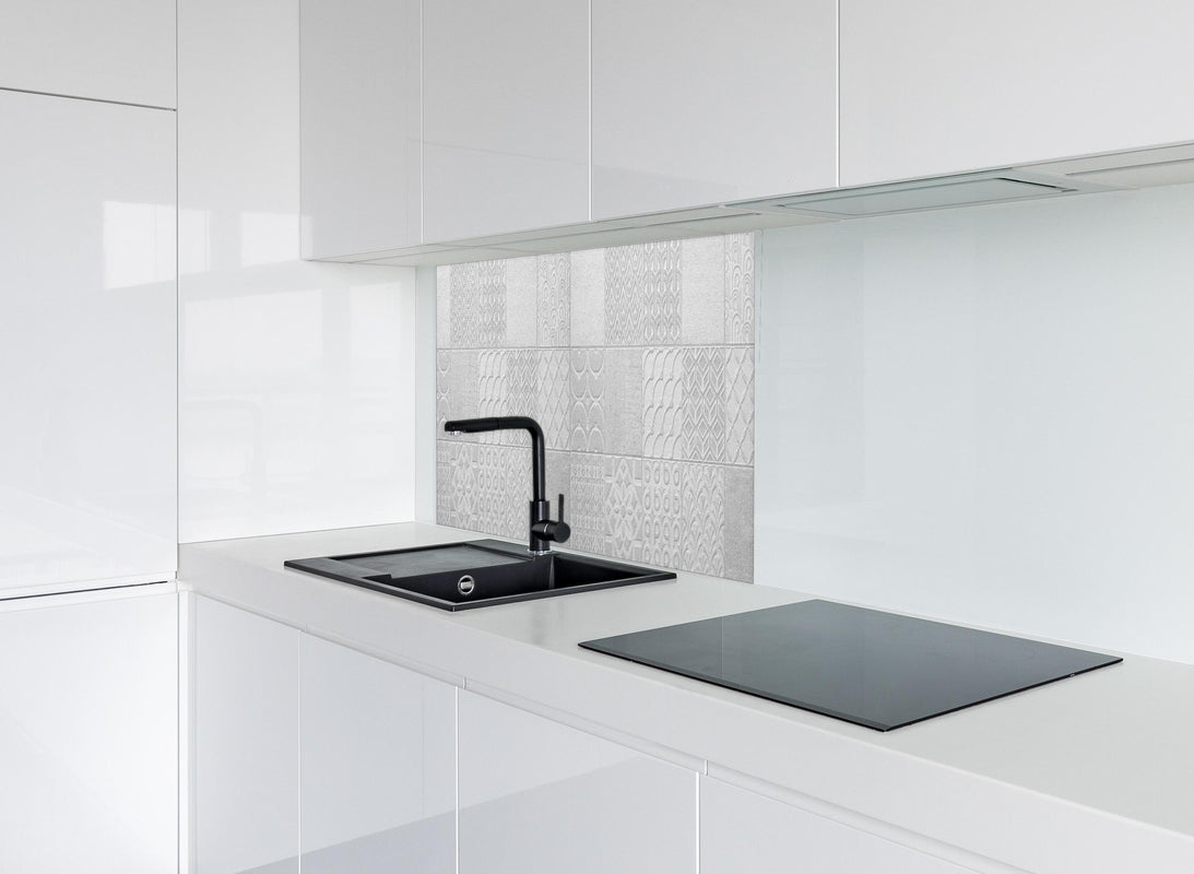 Spritzschutz - Hellgraue quadratische Mosaik hinter modernem schwarz-matten Spülbecken in weißer Hochglanz-Küche
