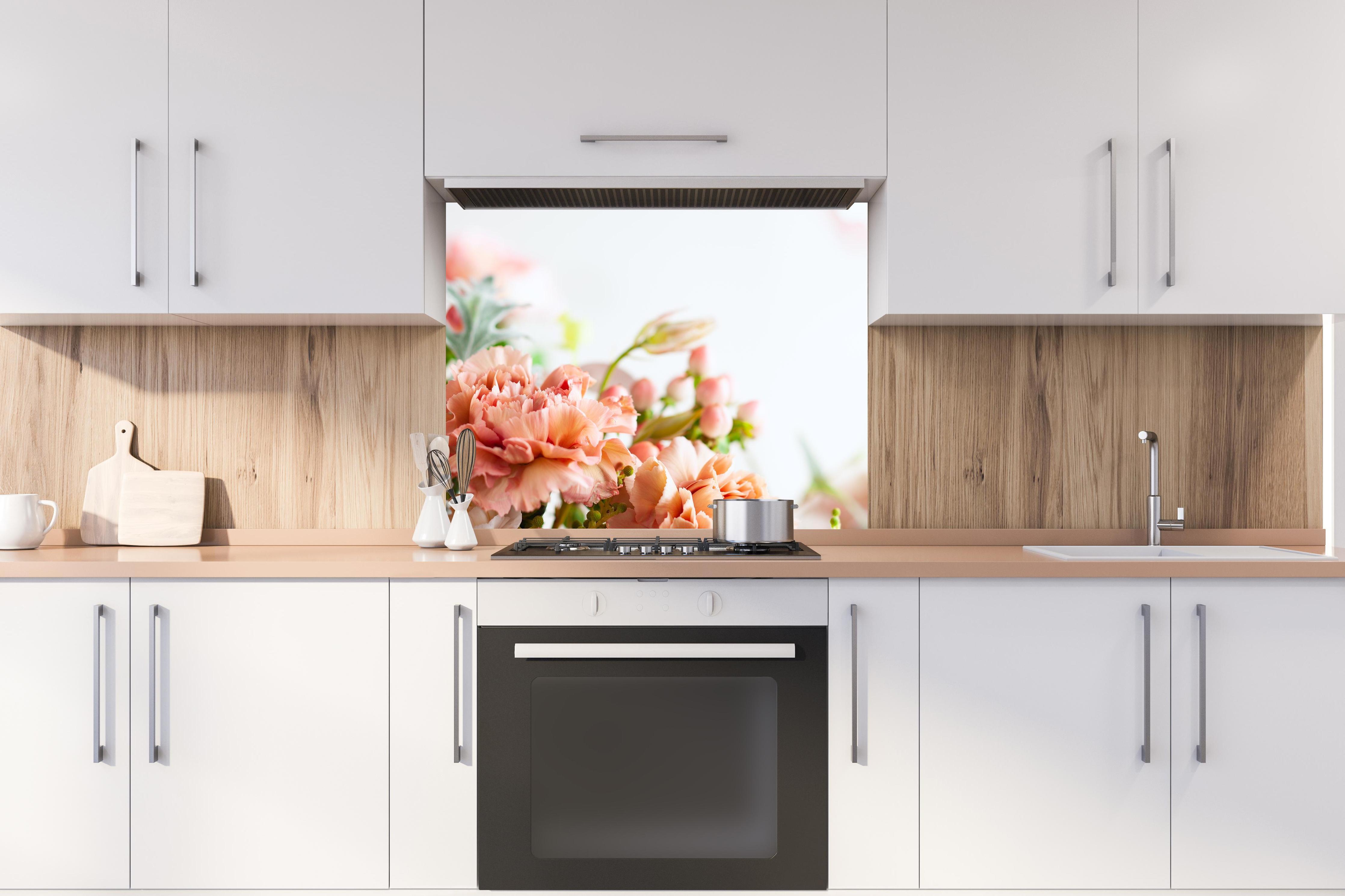 Spritzschutz - Herbstliche Blumenkomposition - Nahaufnahme hinter stilvollem Gasherd unter Dunstabzugshaube