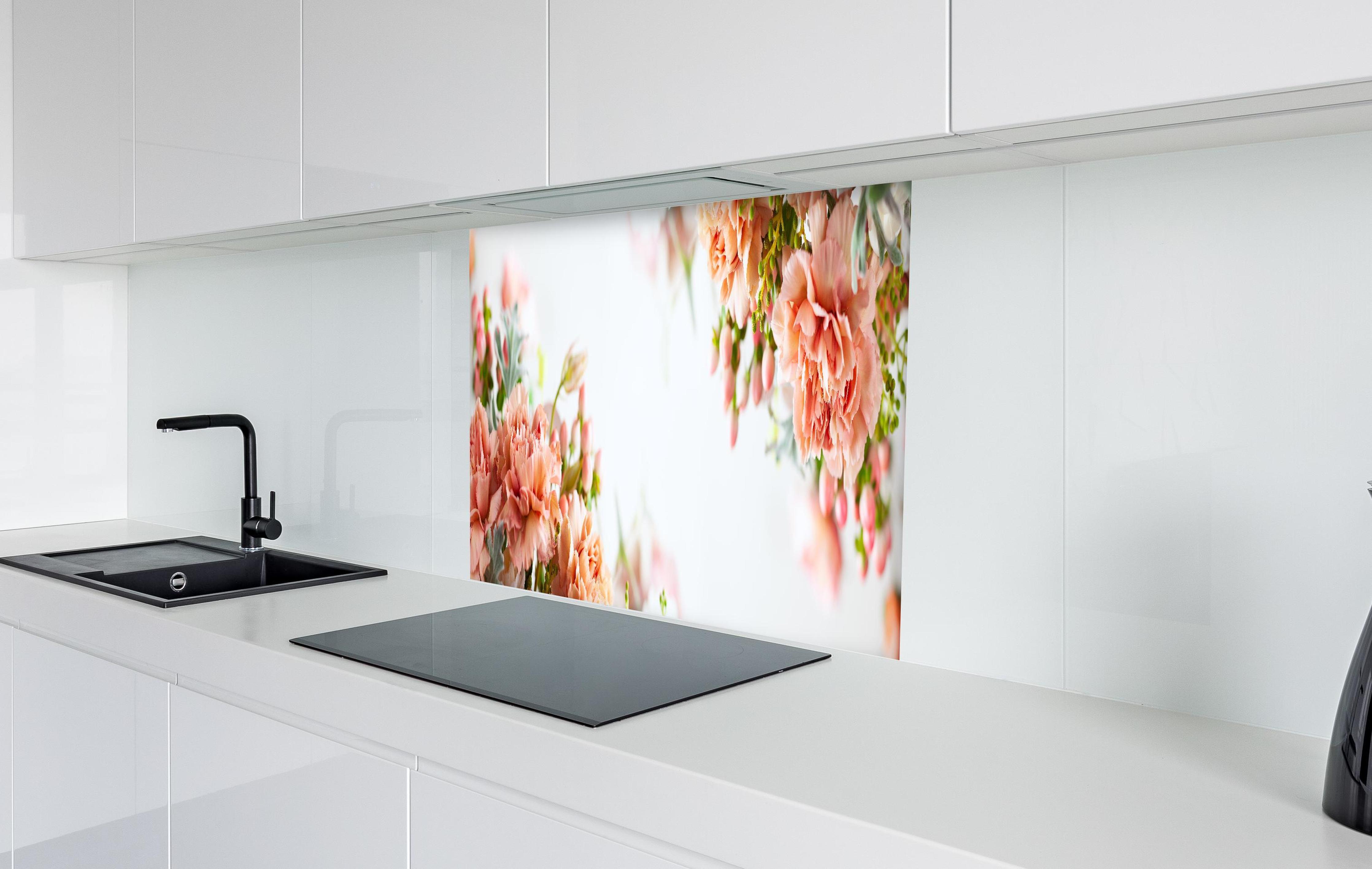 Spritzschutz - Herbstliche Blumenkomposition - Nahaufnahme  in weißer Hochglanz-Küche hinter einem Cerankochfeld