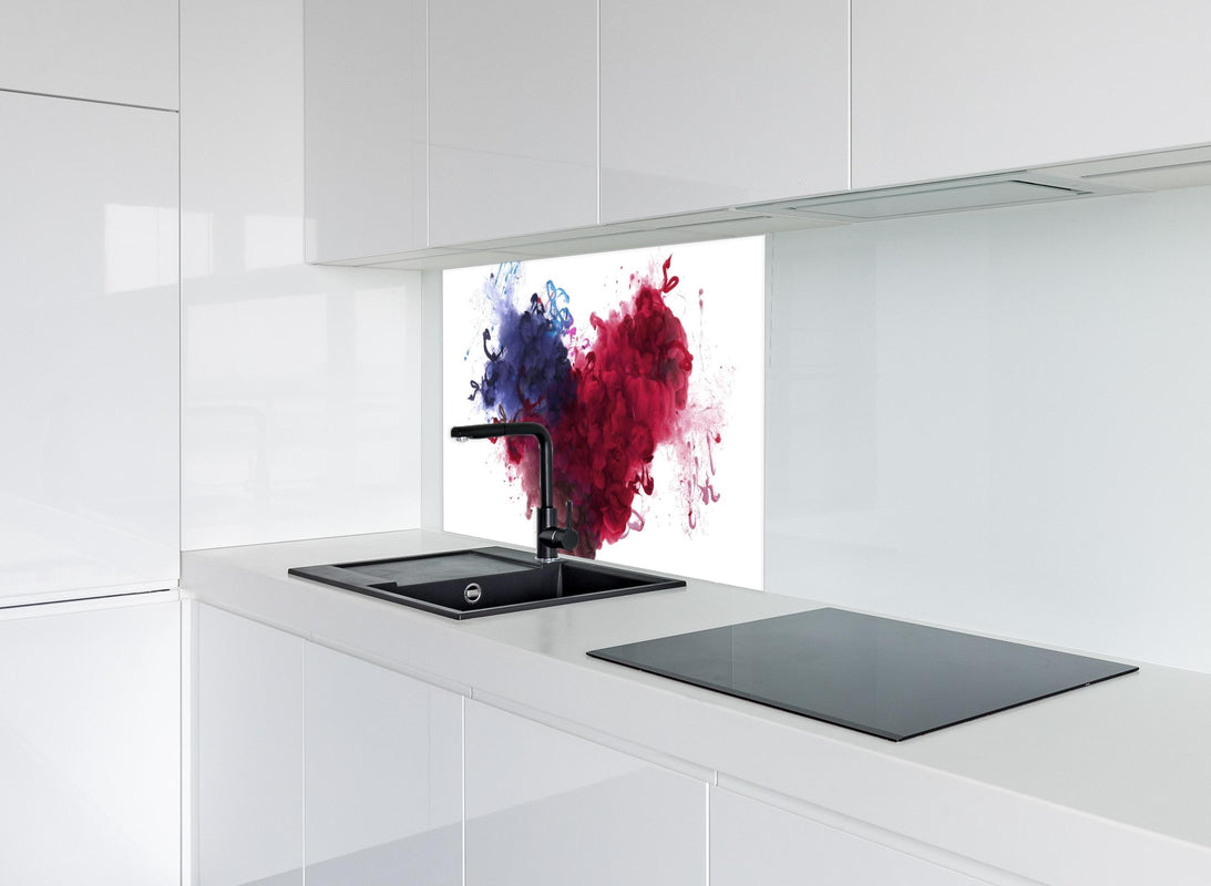 Spritzschutz - Herz aus Acrylfarben in Wasser hinter modernem schwarz-matten Spülbecken in weißer Hochglanz-Küche