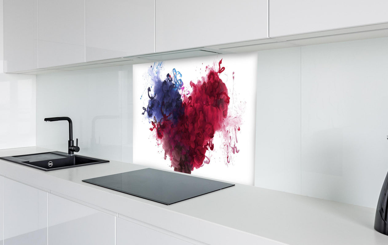 Spritzschutz - Herz aus Acrylfarben in Wasser  in weißer Hochglanz-Küche hinter einem Cerankochfeld