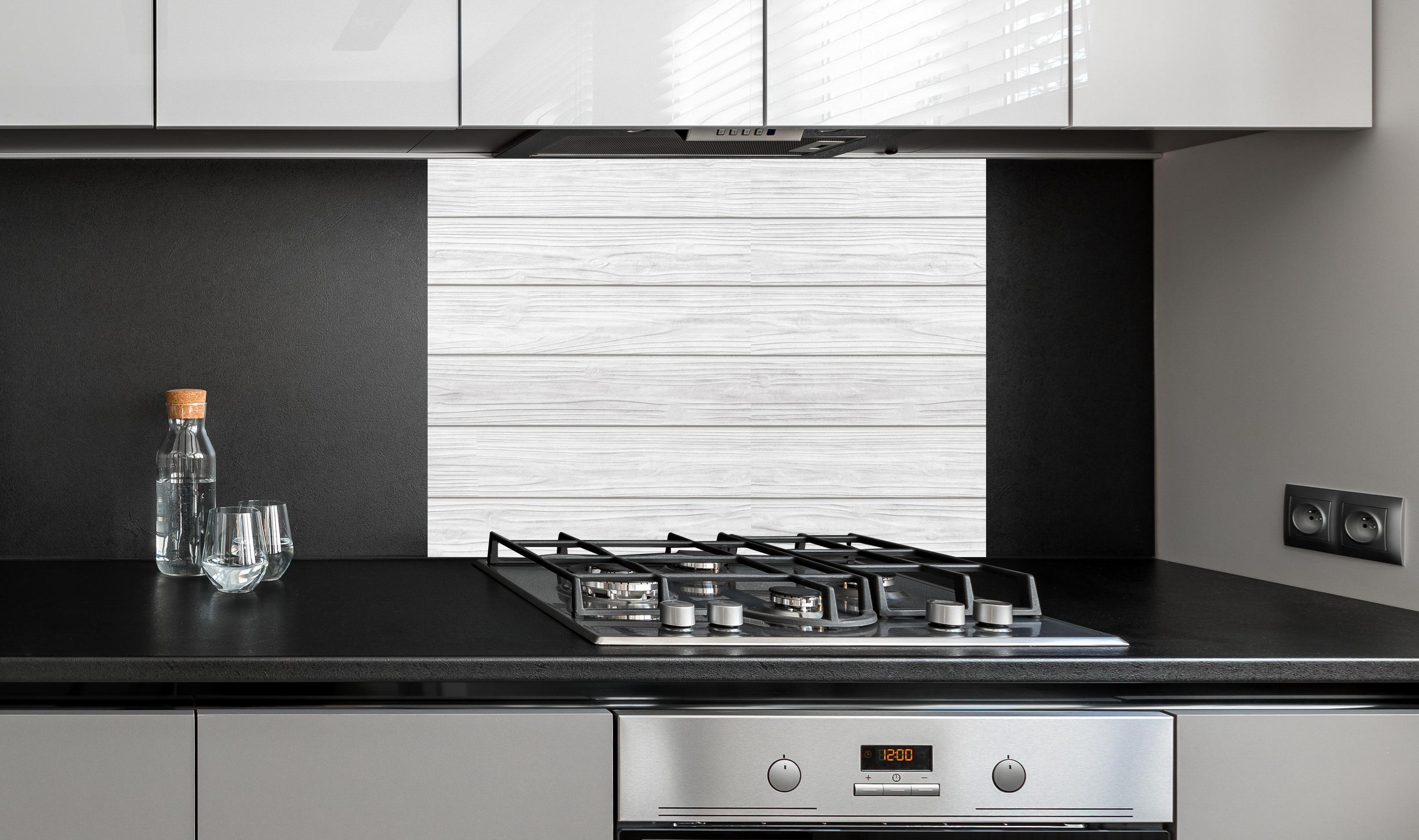 Spritzschutz - Horizontale weiße Holztextur an edler Anthrazit-Wand hinter silbernem Gasherd