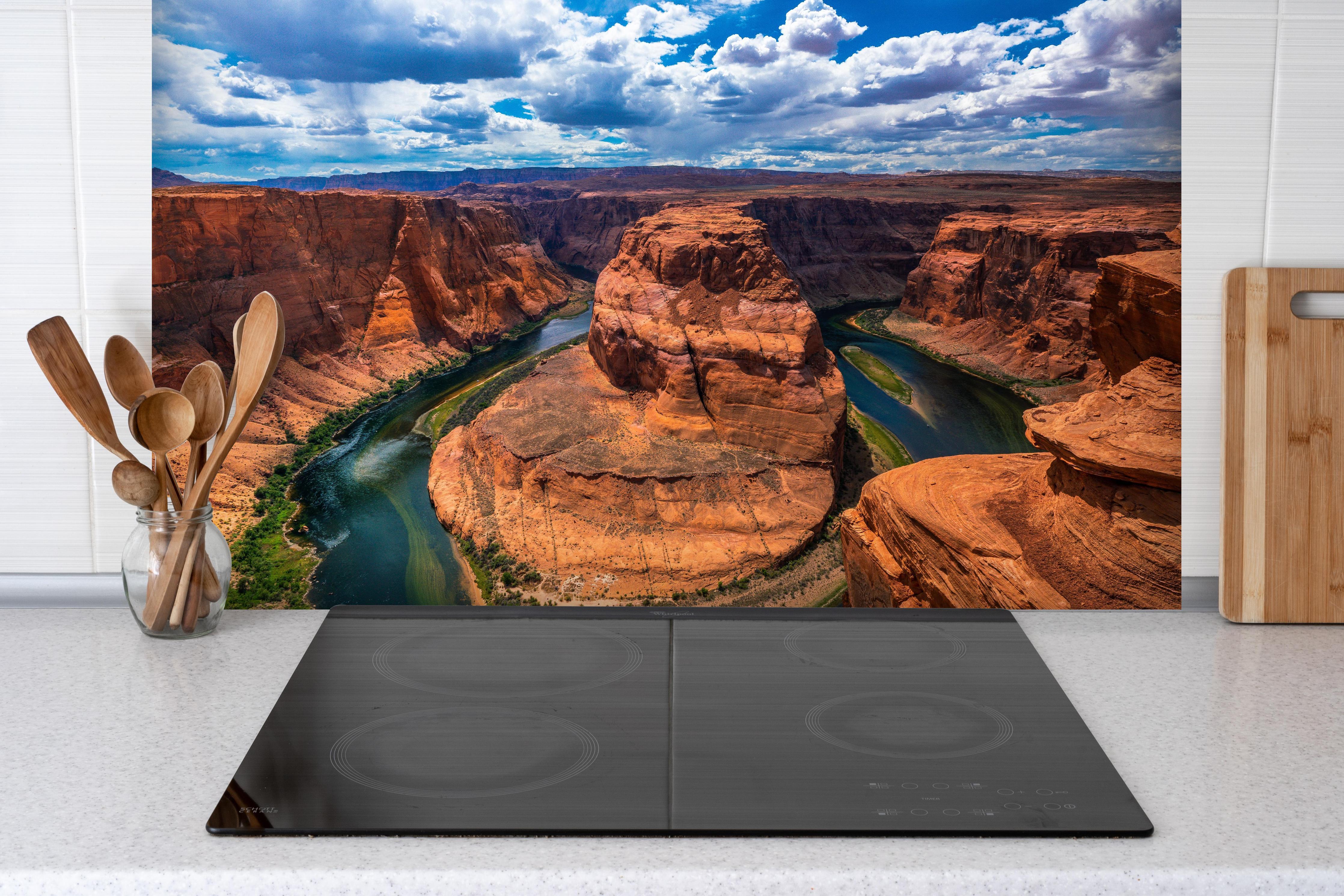 Spritzschutz - Horseshoe Bend Tal in Arizona bei Tag hinter einem Cerankochfeld zwischen Holz-Kochutensilien
