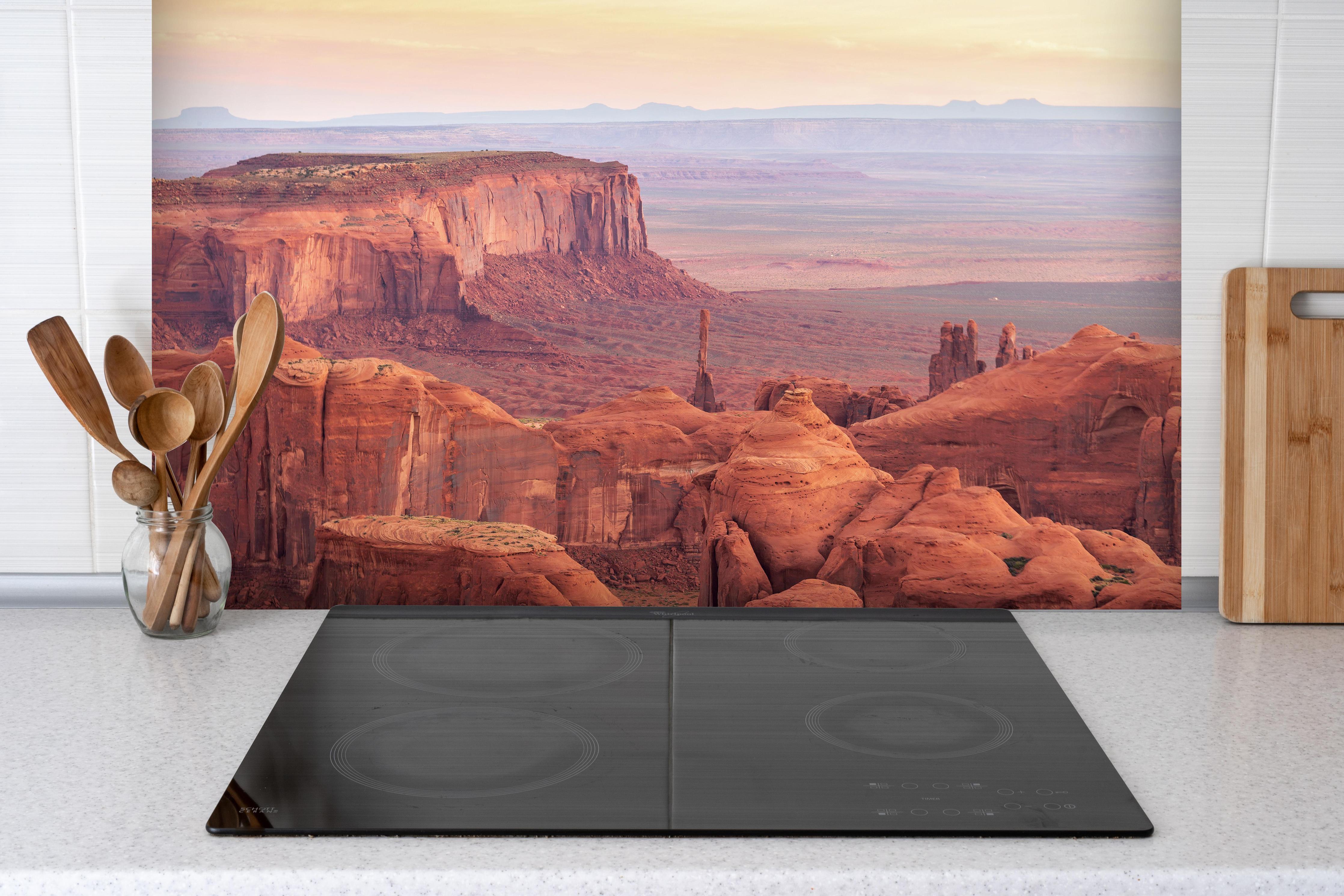 Spritzschutz - Hunts Mesa Schlucht in Arizona hinter einem Cerankochfeld zwischen Holz-Kochutensilien
