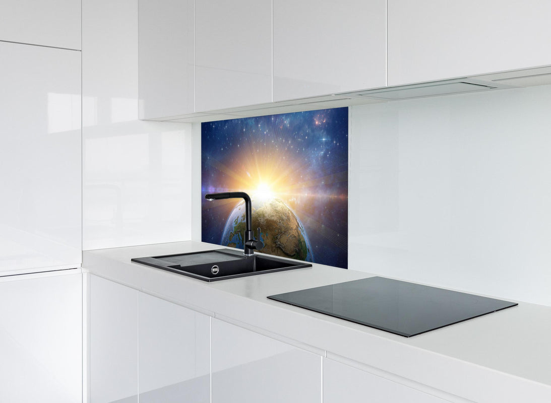 Spritzschutz - Illustrierter Sonnenaufgang aus dem Weltall hinter modernem schwarz-matten Spülbecken in weißer Hochglanz-Küche
