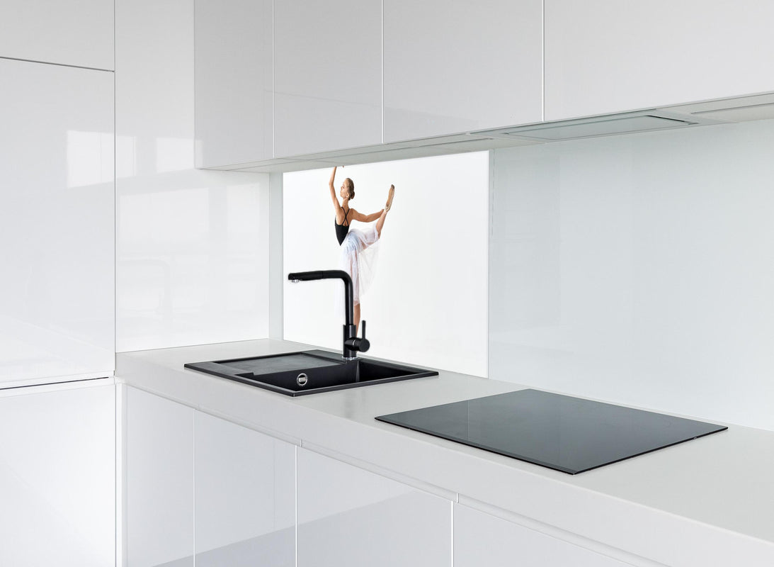 Spritzschutz - Junge Tänzerin in Aktion hinter modernem schwarz-matten Spülbecken in weißer Hochglanz-Küche