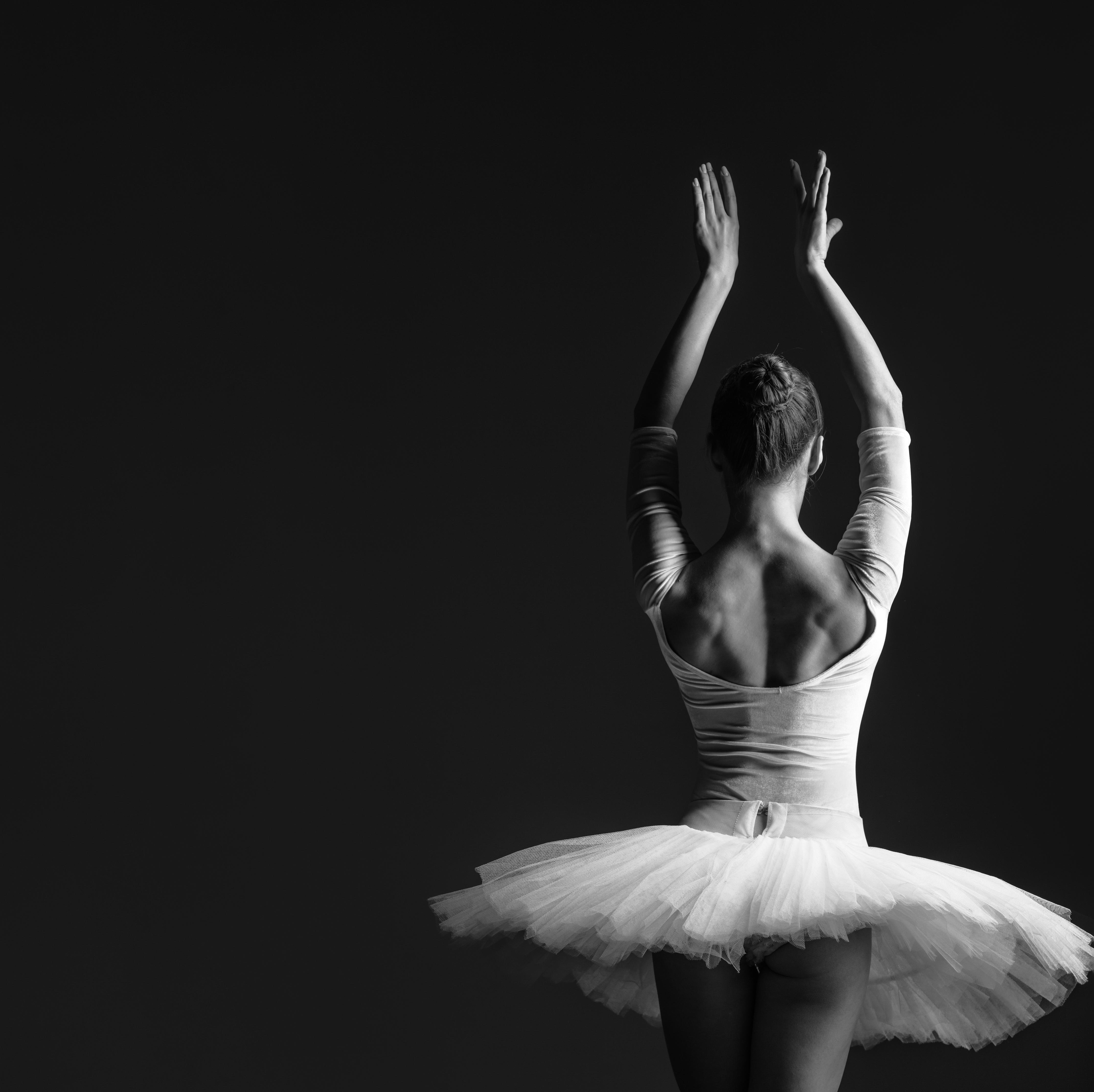 Spritzschutz-Junge posierende Ballerina