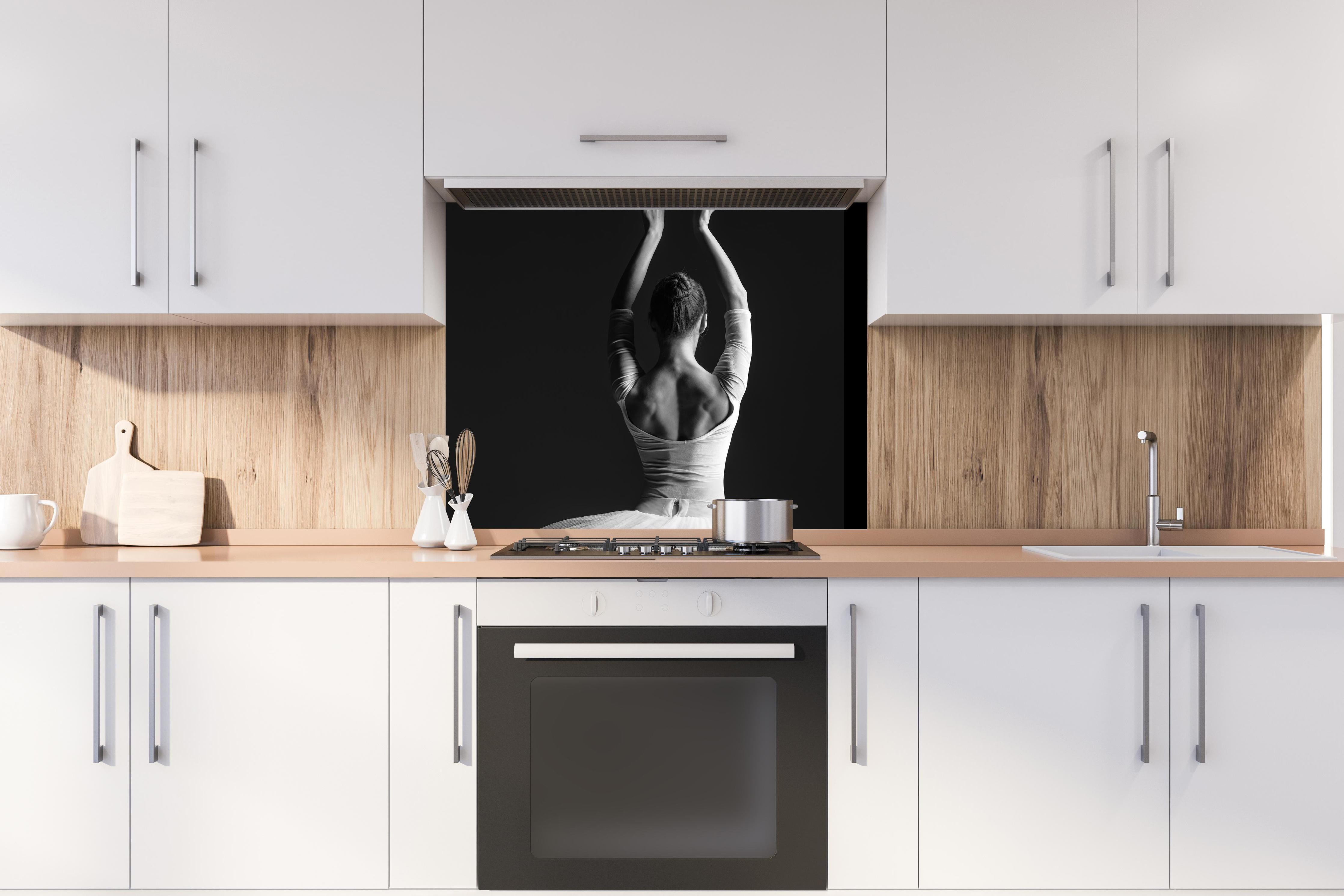 Spritzschutz - Junge posierende Ballerina hinter stilvollem Gasherd unter Dunstabzugshaube