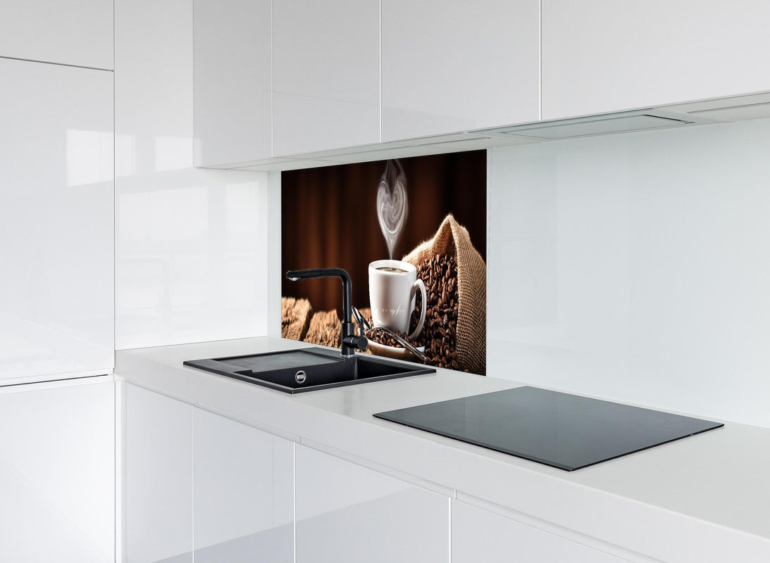 Spritzschutz - Kaffeetasse mit herzförmigem Dampf hinter modernem schwarz-matten Spülbecken in weißer Hochglanz-Küche