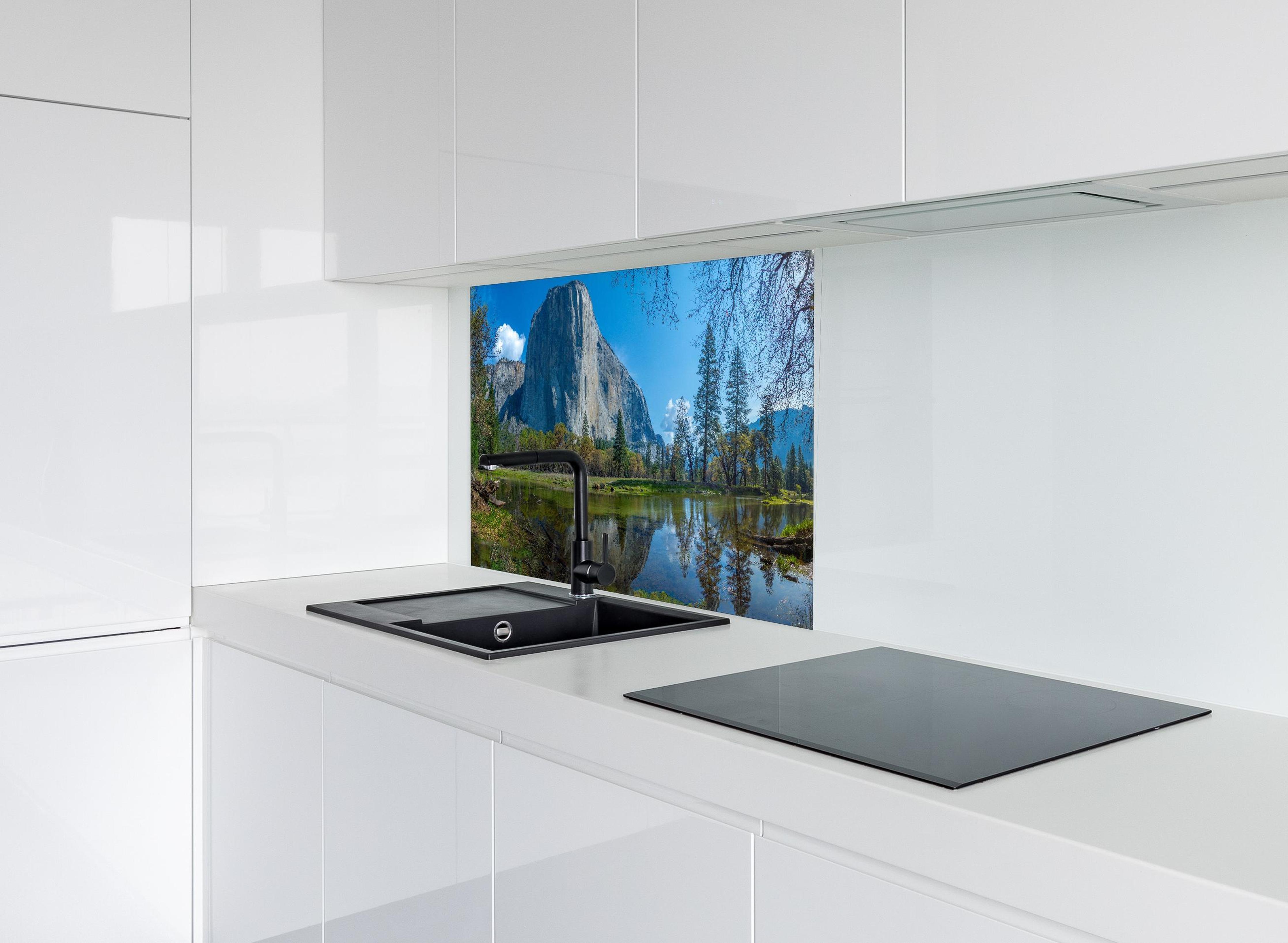 Spritzschutz - Kalifornische Berge hinter modernem schwarz-matten Spülbecken in weißer Hochglanz-Küche