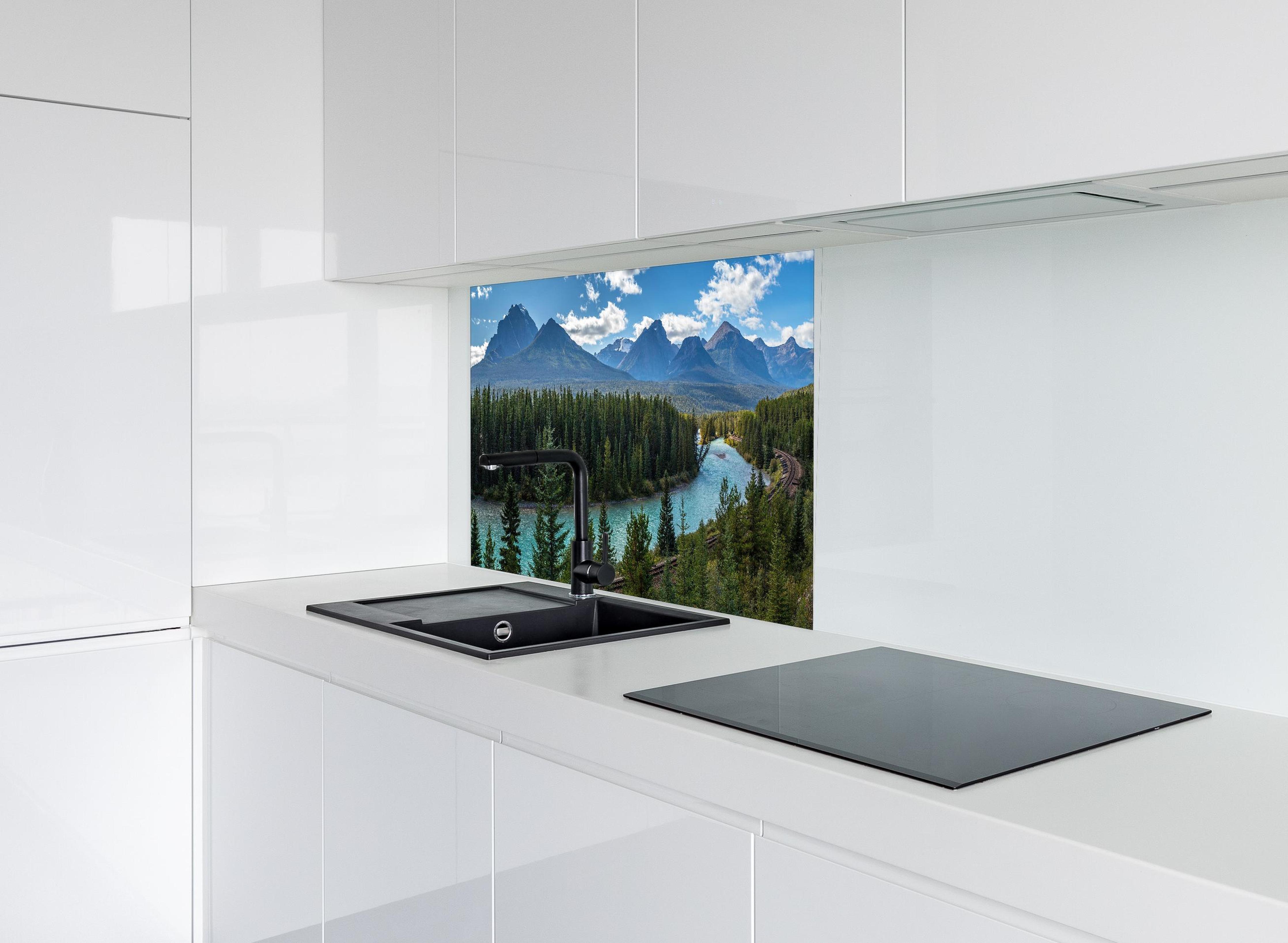 Spritzschutz - Kanada Nationalpark Natur Zug Gleisen hinter modernem schwarz-matten Spülbecken in weißer Hochglanz-Küche