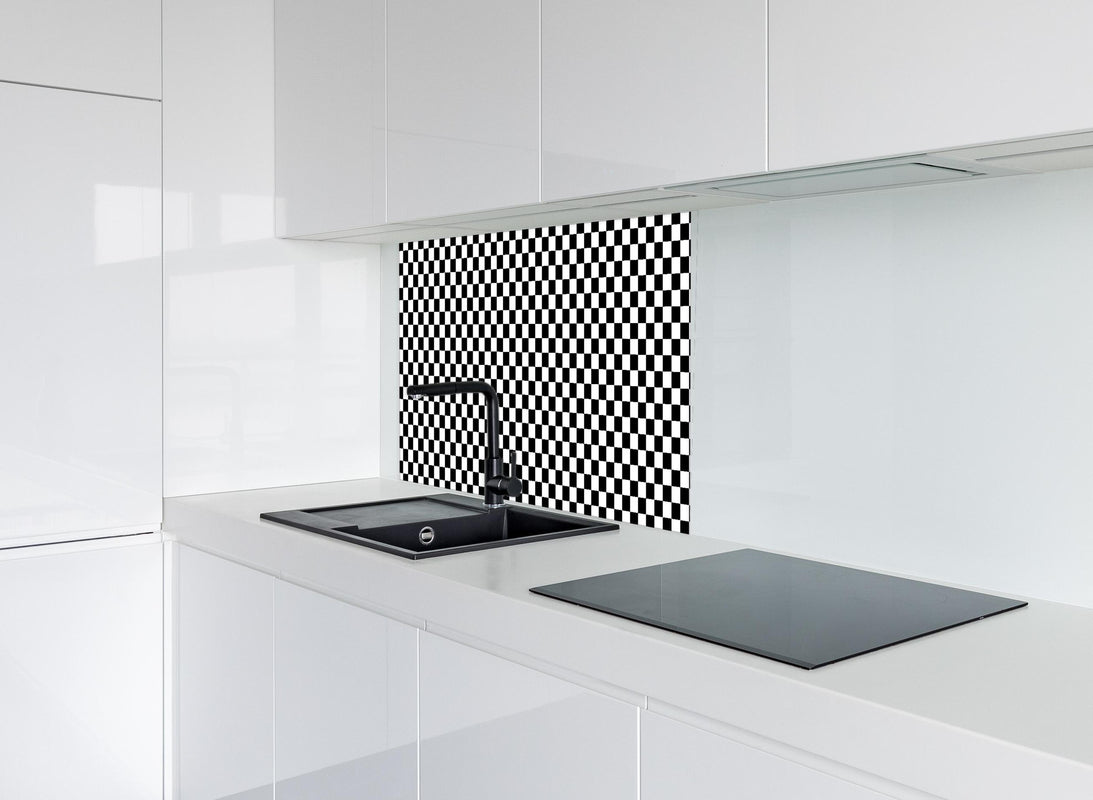 Spritzschutz - Kariertes Schach-Muster hinter modernem schwarz-matten Spülbecken in weißer Hochglanz-Küche