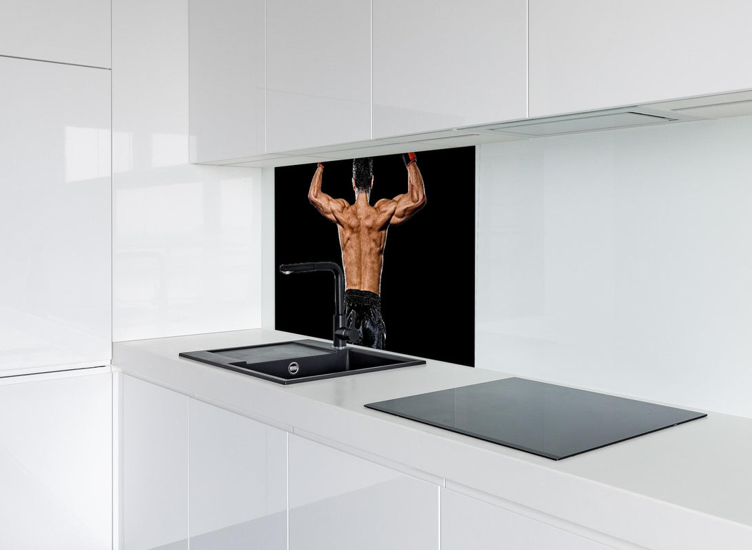 Spritzschutz - Kaukasischer Boxer auf schwarzem Hintergrund hinter modernem schwarz-matten Spülbecken in weißer Hochglanz-Küche