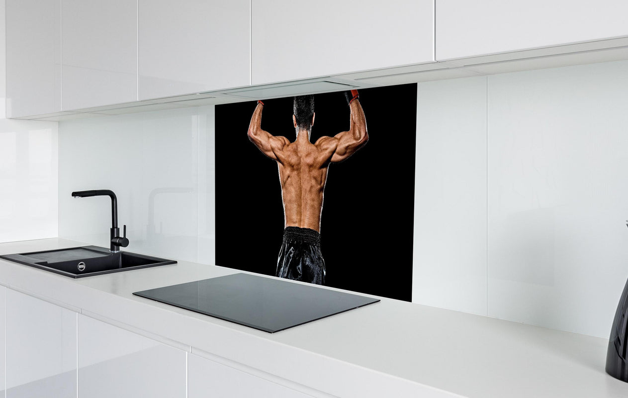 Spritzschutz - Kaukasischer Boxer auf schwarzem Hintergrund  in weißer Hochglanz-Küche hinter einem Cerankochfeld