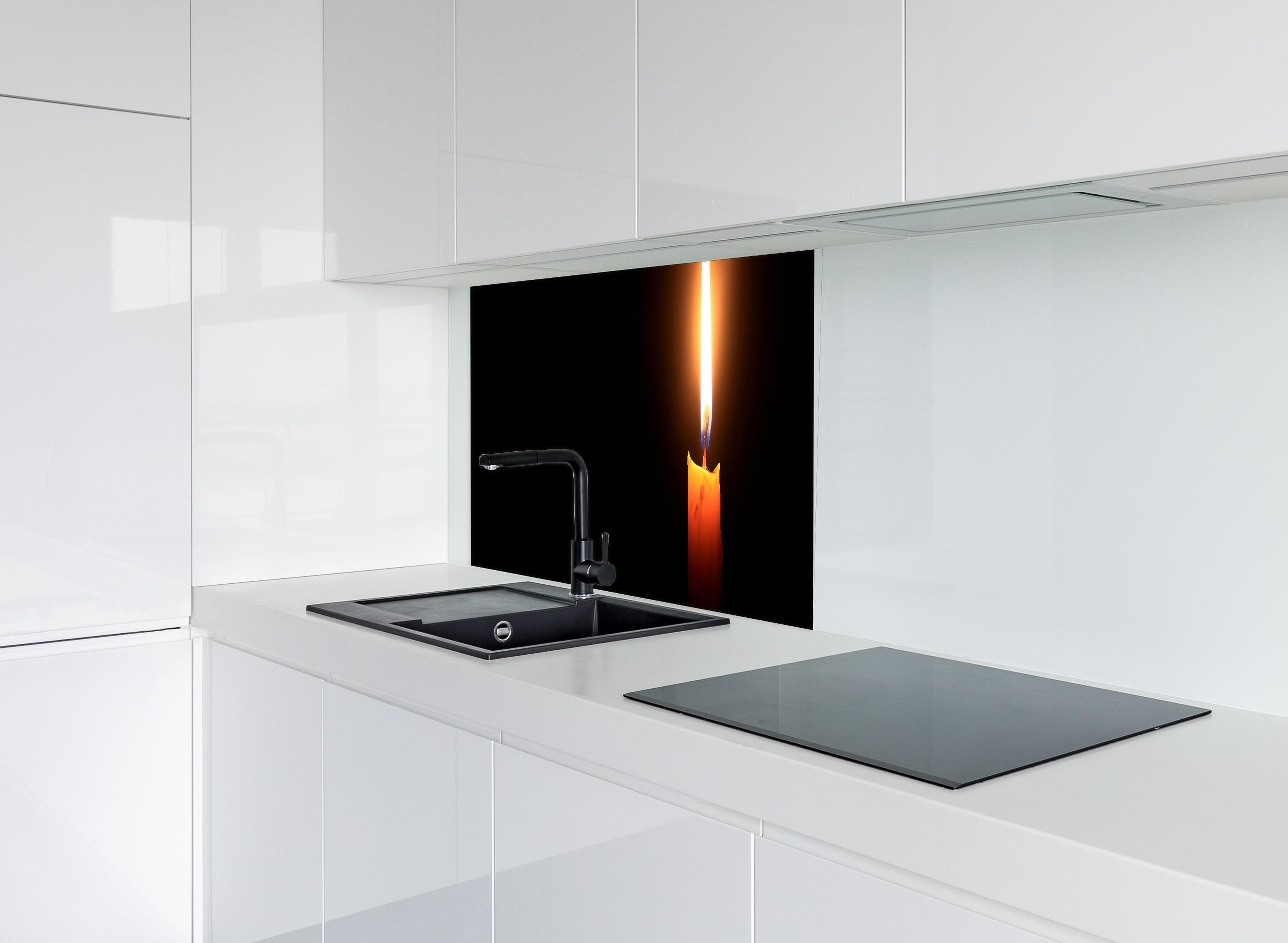 Spritzschutz - Kerzenlicht im Dunklen hinter modernem schwarz-matten Spülbecken in weißer Hochglanz-Küche