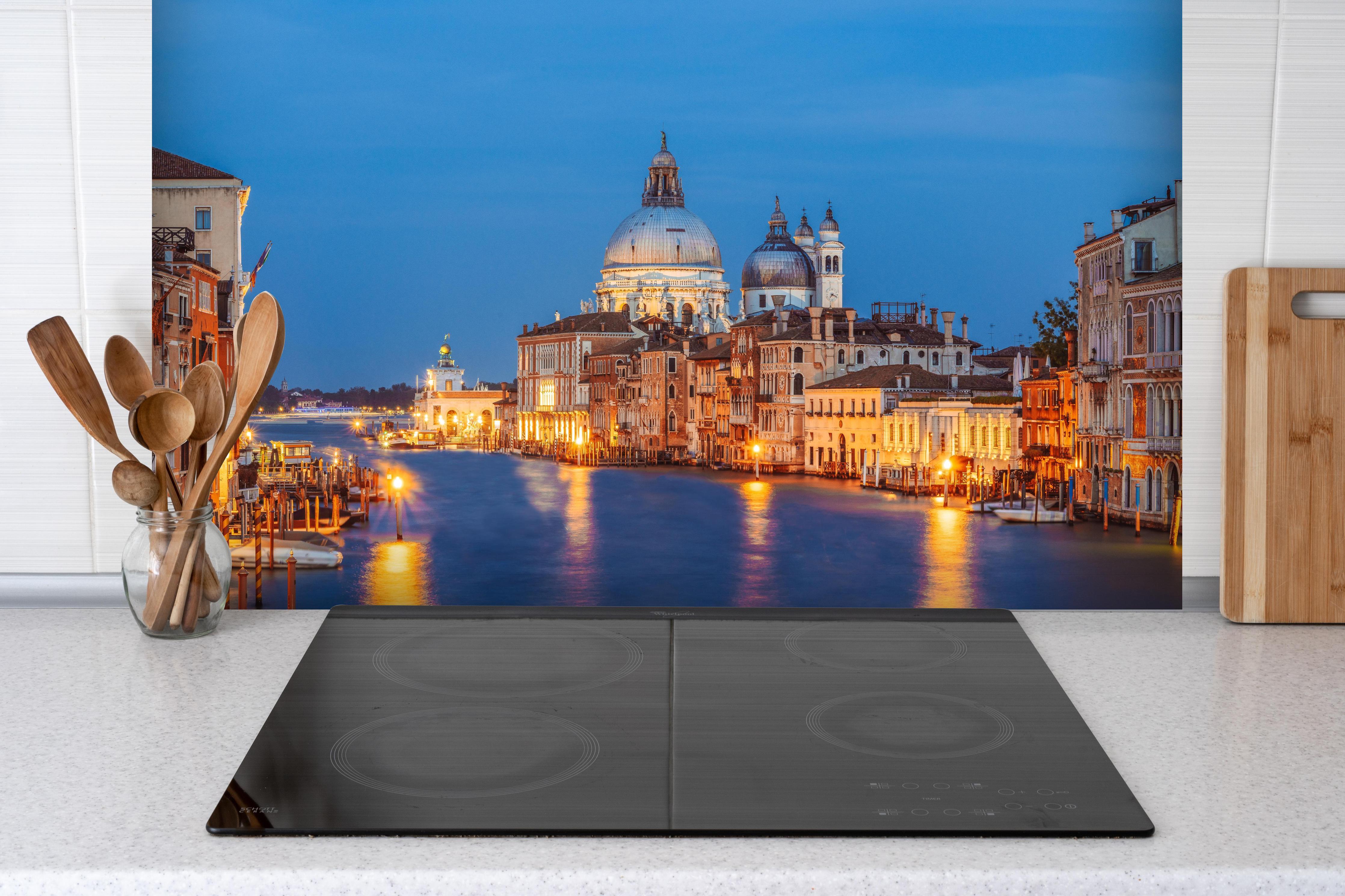 Spritzschutz - Klassischer Panoramablick auf den Canal Grande hinter einem Cerankochfeld zwischen Holz-Kochutensilien
