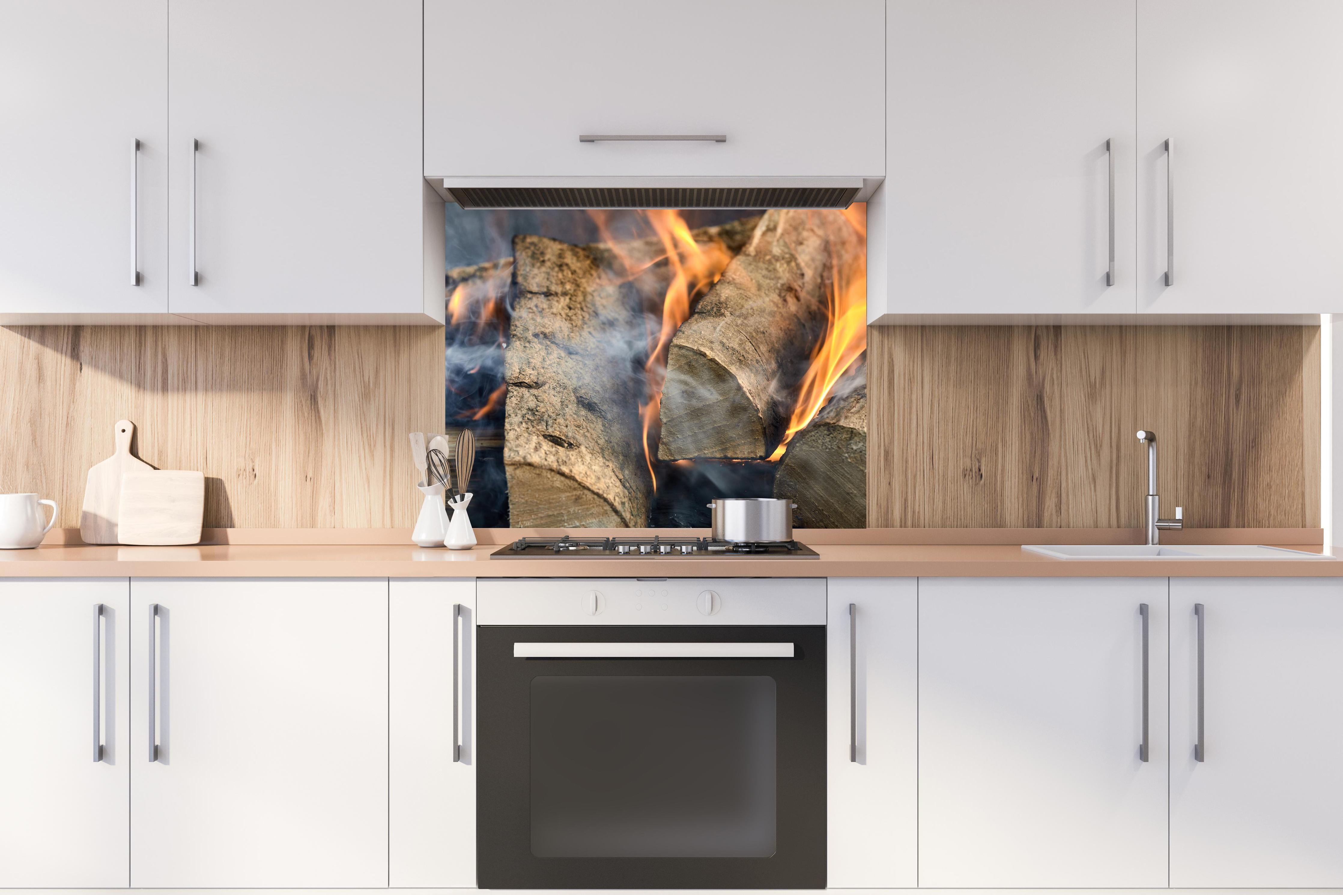 Spritzschutz - Klassisches Feuer hinter stilvollem Gasherd unter Dunstabzugshaube