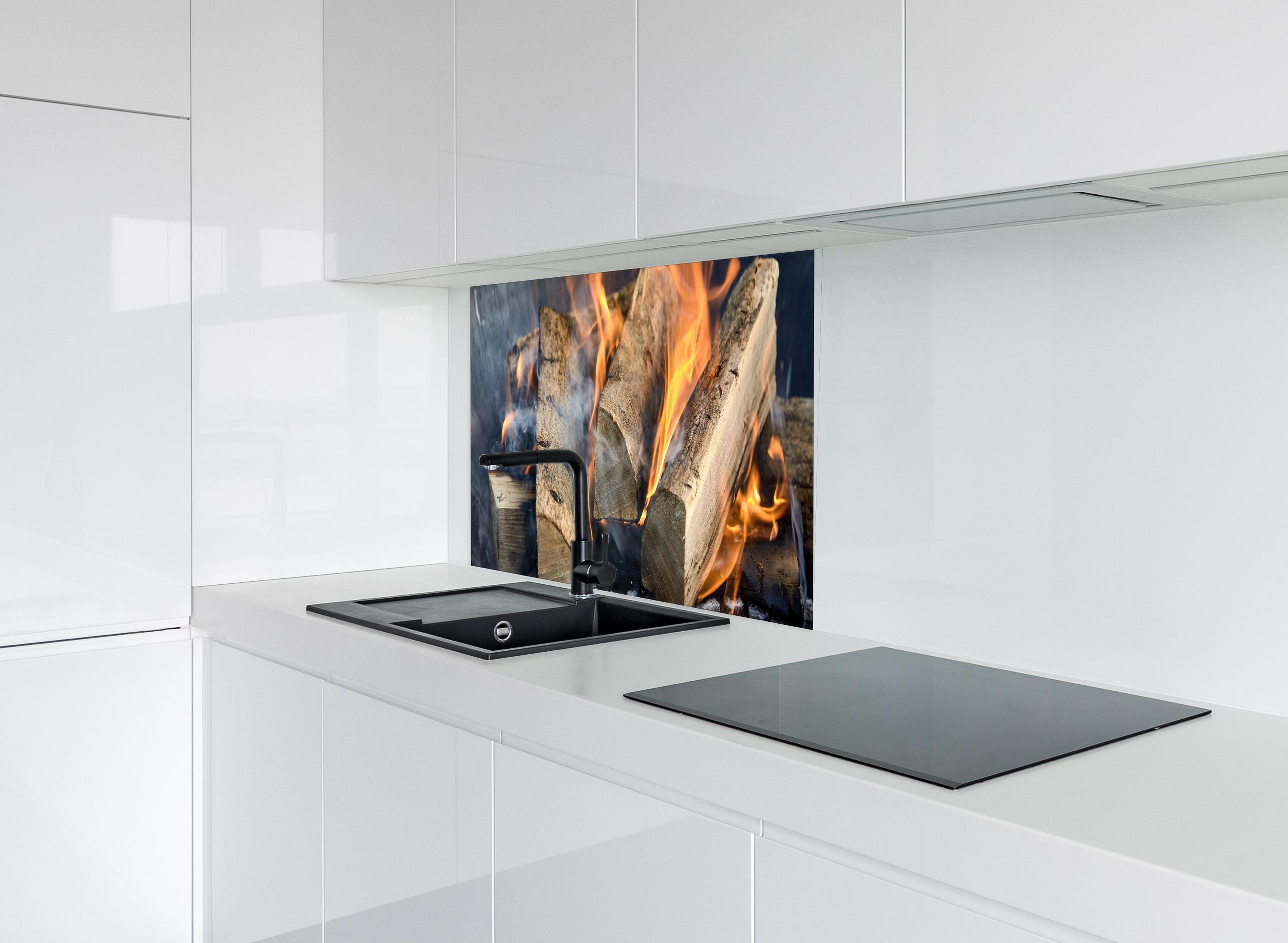 Spritzschutz - Klassisches Feuer hinter modernem schwarz-matten Spülbecken in weißer Hochglanz-Küche