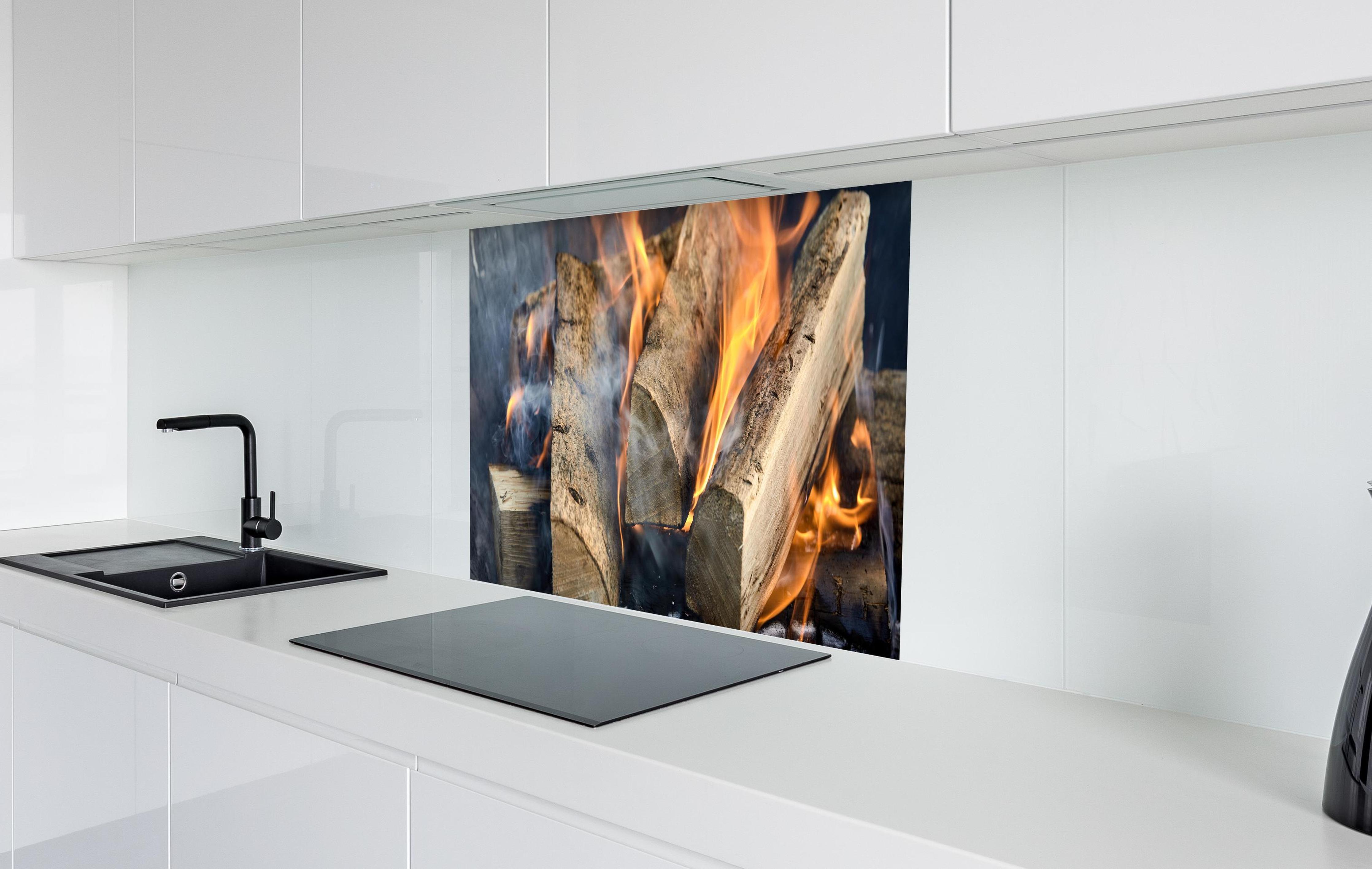 Spritzschutz - Klassisches Feuer  in weißer Hochglanz-Küche hinter einem Cerankochfeld