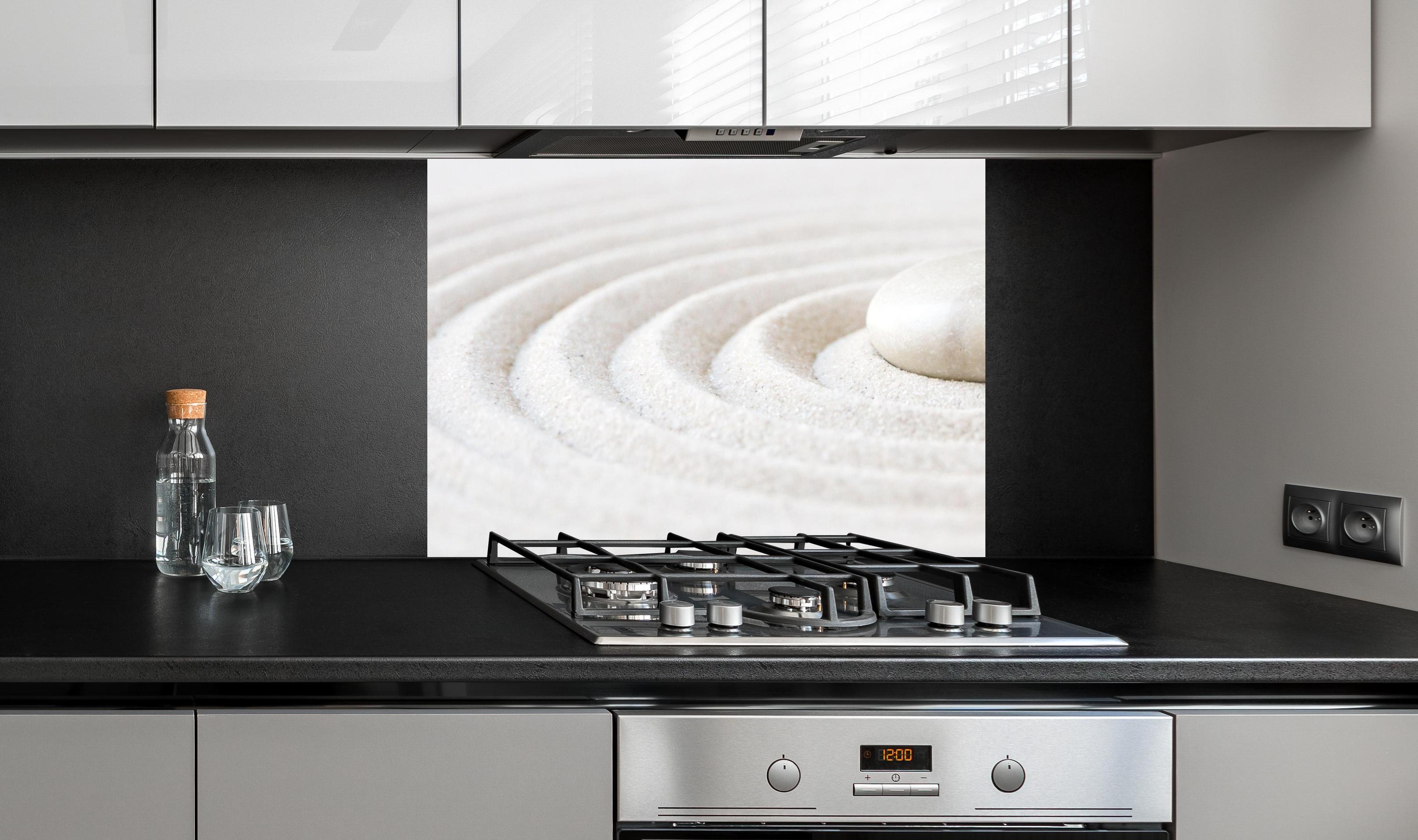 Spritzschutz - Kleiner Zen Garten an edler Anthrazit-Wand hinter silbernem Gasherd