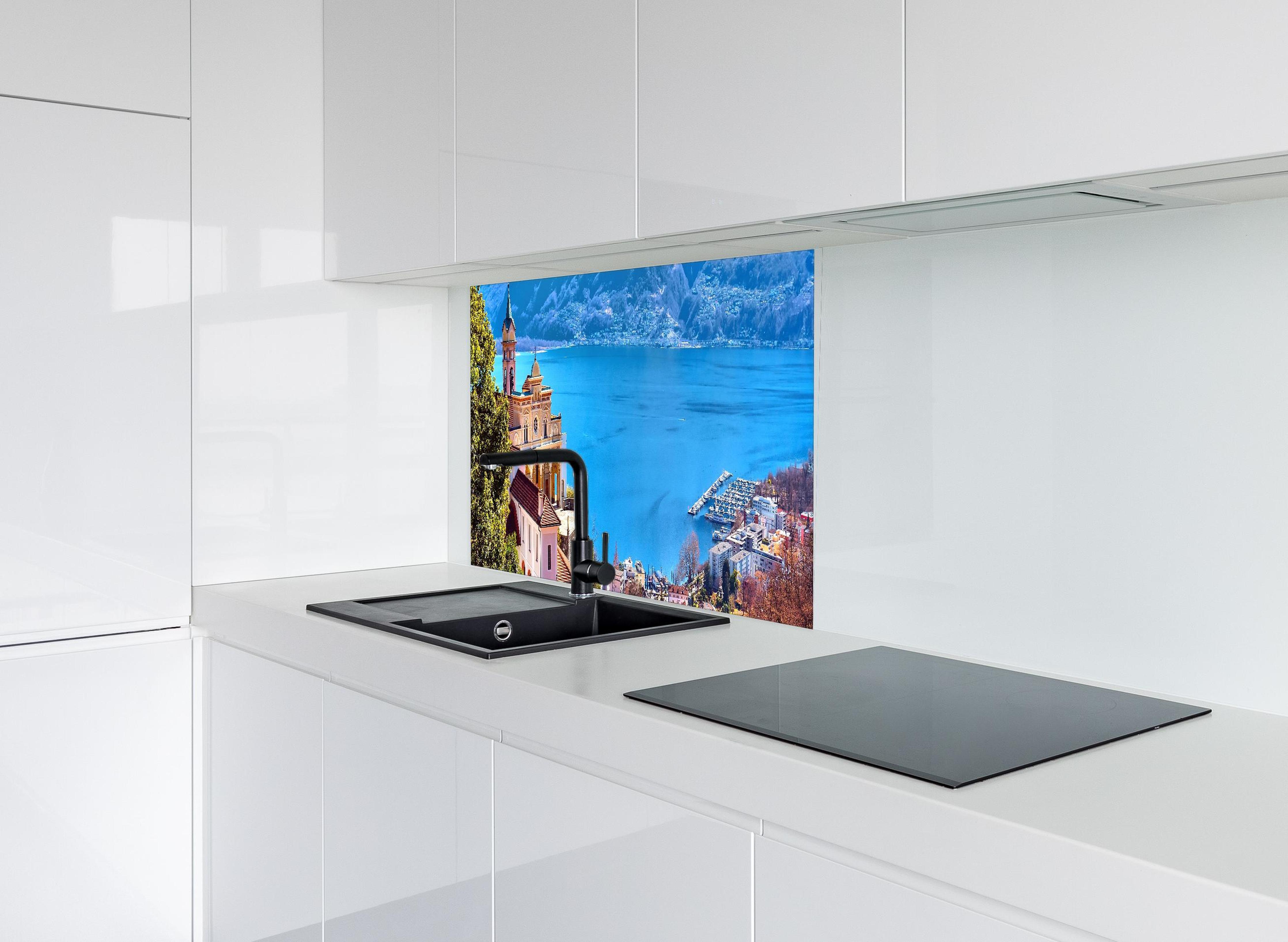Spritzschutz - Kloster in Locarno hinter modernem schwarz-matten Spülbecken in weißer Hochglanz-Küche