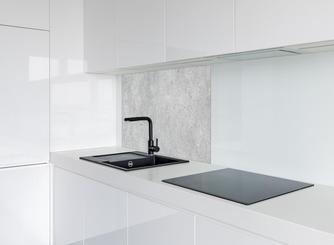 Spritzschutz - Kratzige graue Betonwand hinter modernem schwarz-matten Spülbecken in weißer Hochglanz-Küche