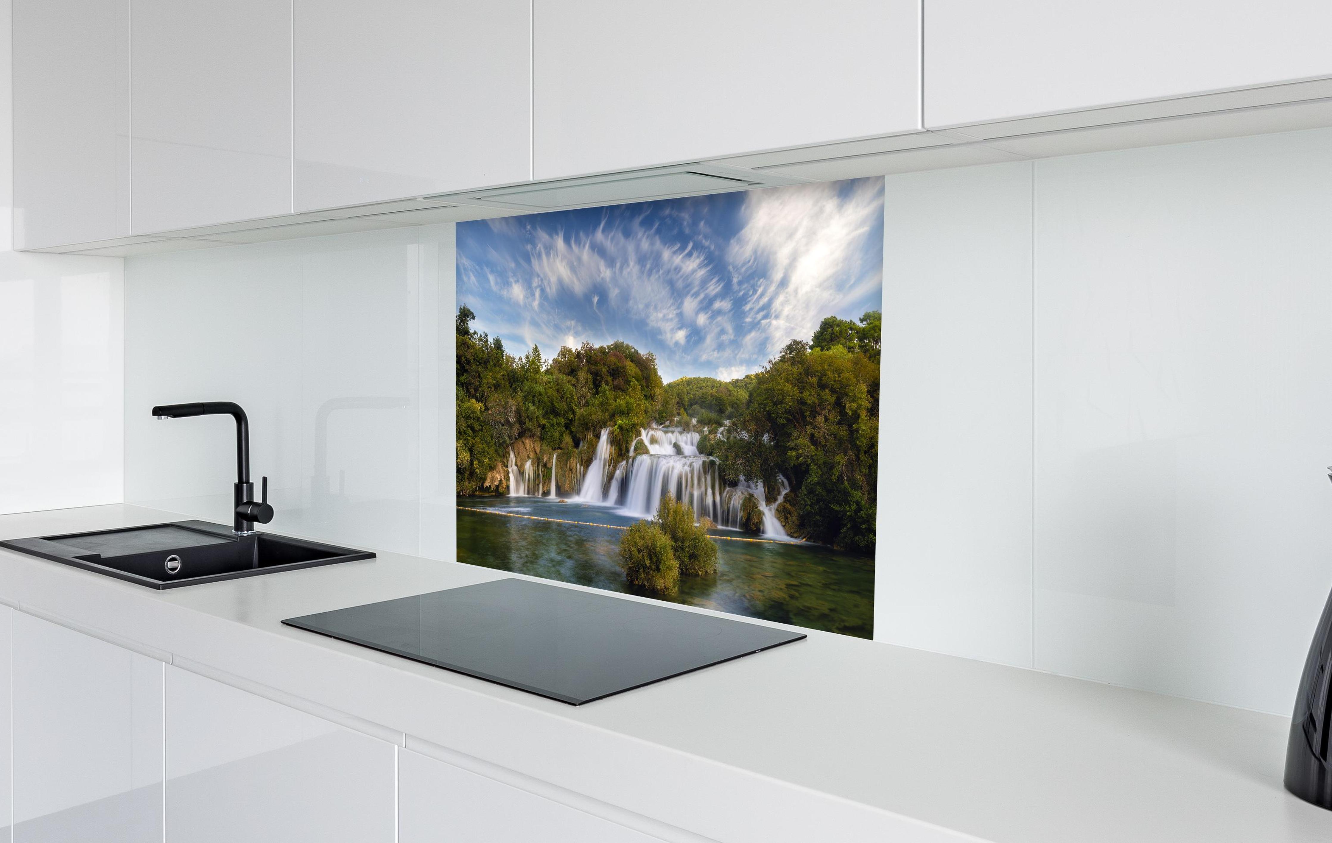Spritzschutz - Krka-Nationalpark-Panorama  in weißer Hochglanz-Küche hinter einem Cerankochfeld