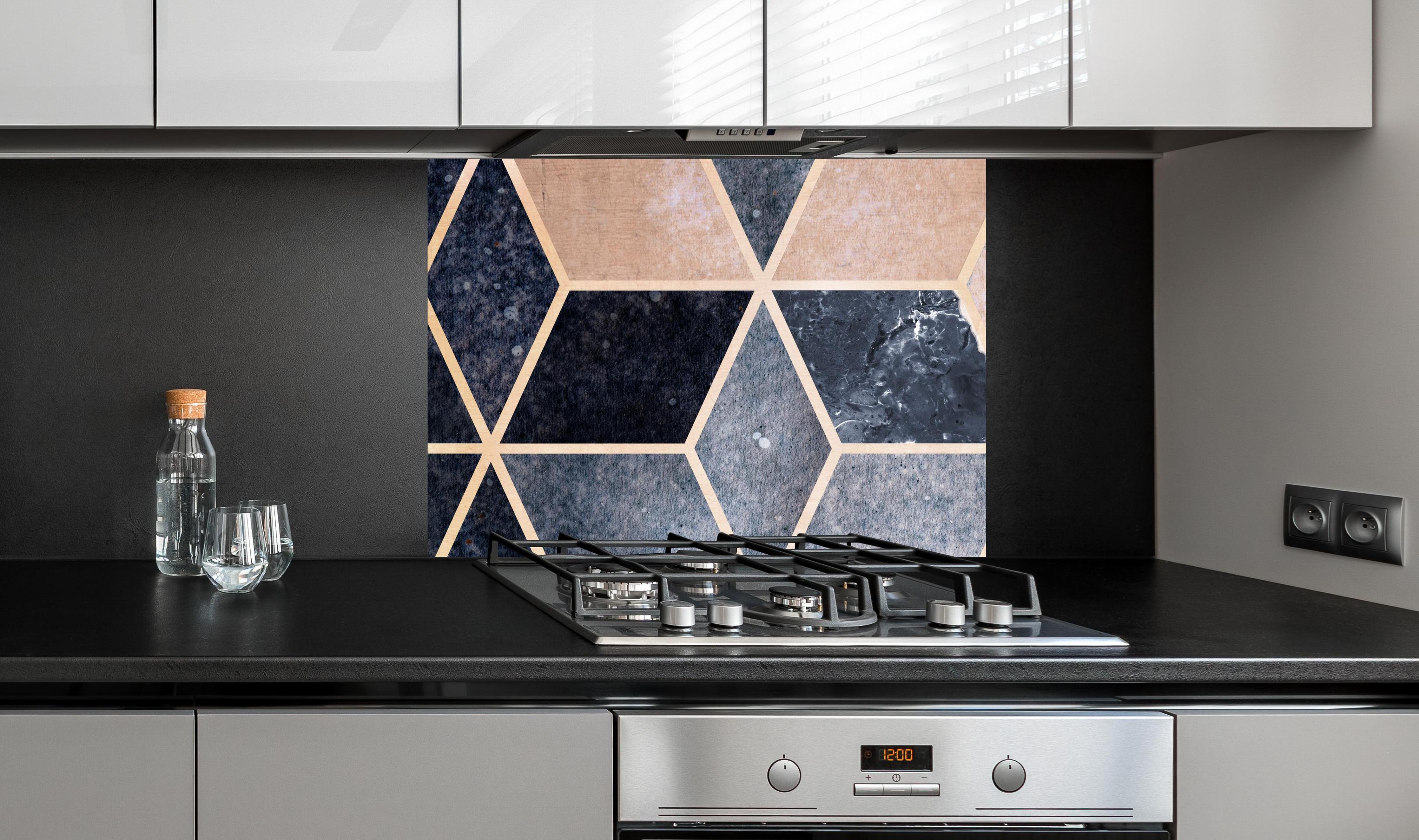 Spritzschutz - Kubisches marmorartiges Muster an edler Anthrazit-Wand hinter silbernem Gasherd