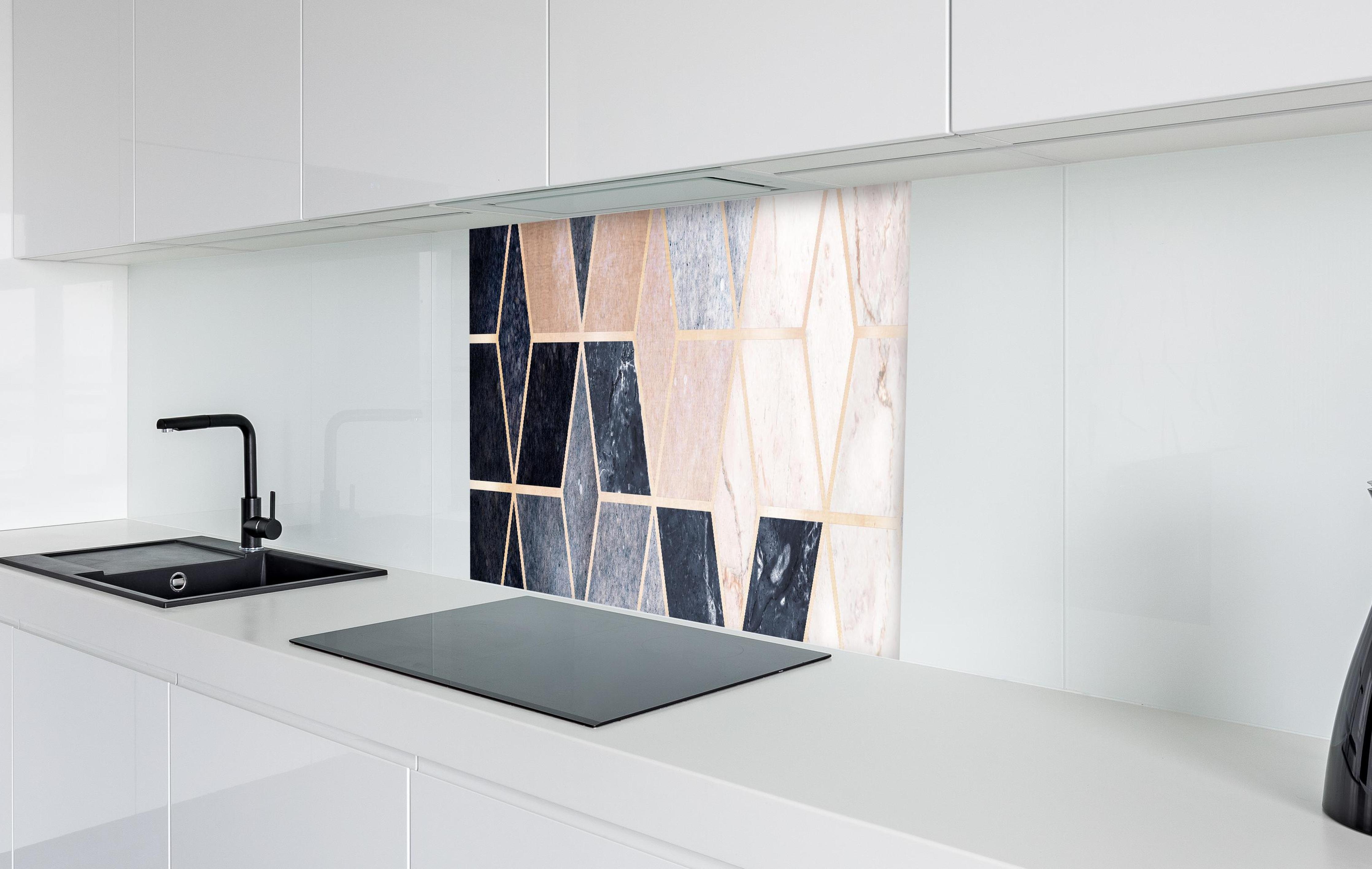 Spritzschutz - Kubisches marmorartiges Muster  in weißer Hochglanz-Küche hinter einem Cerankochfeld