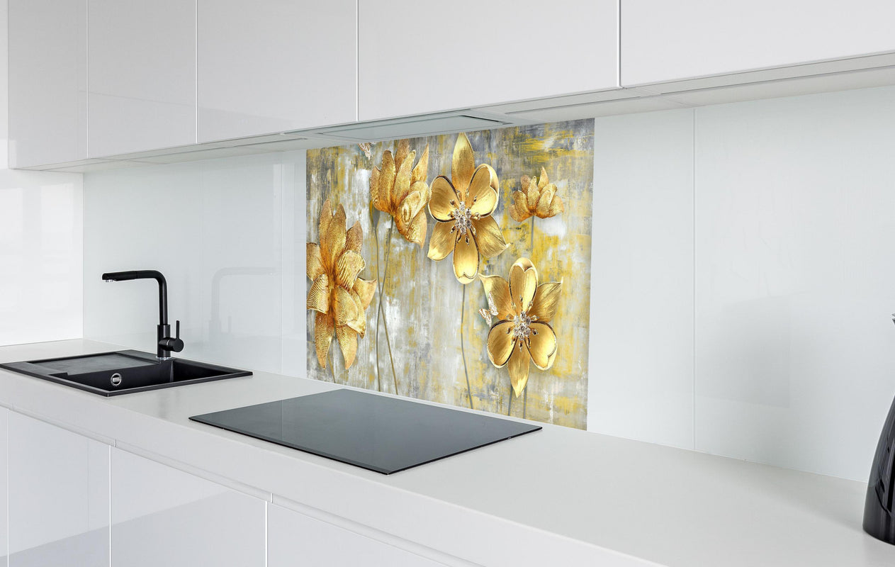 Spritzschutz - Künstlerische Blattgold-Blumen  in weißer Hochglanz-Küche hinter einem Cerankochfeld