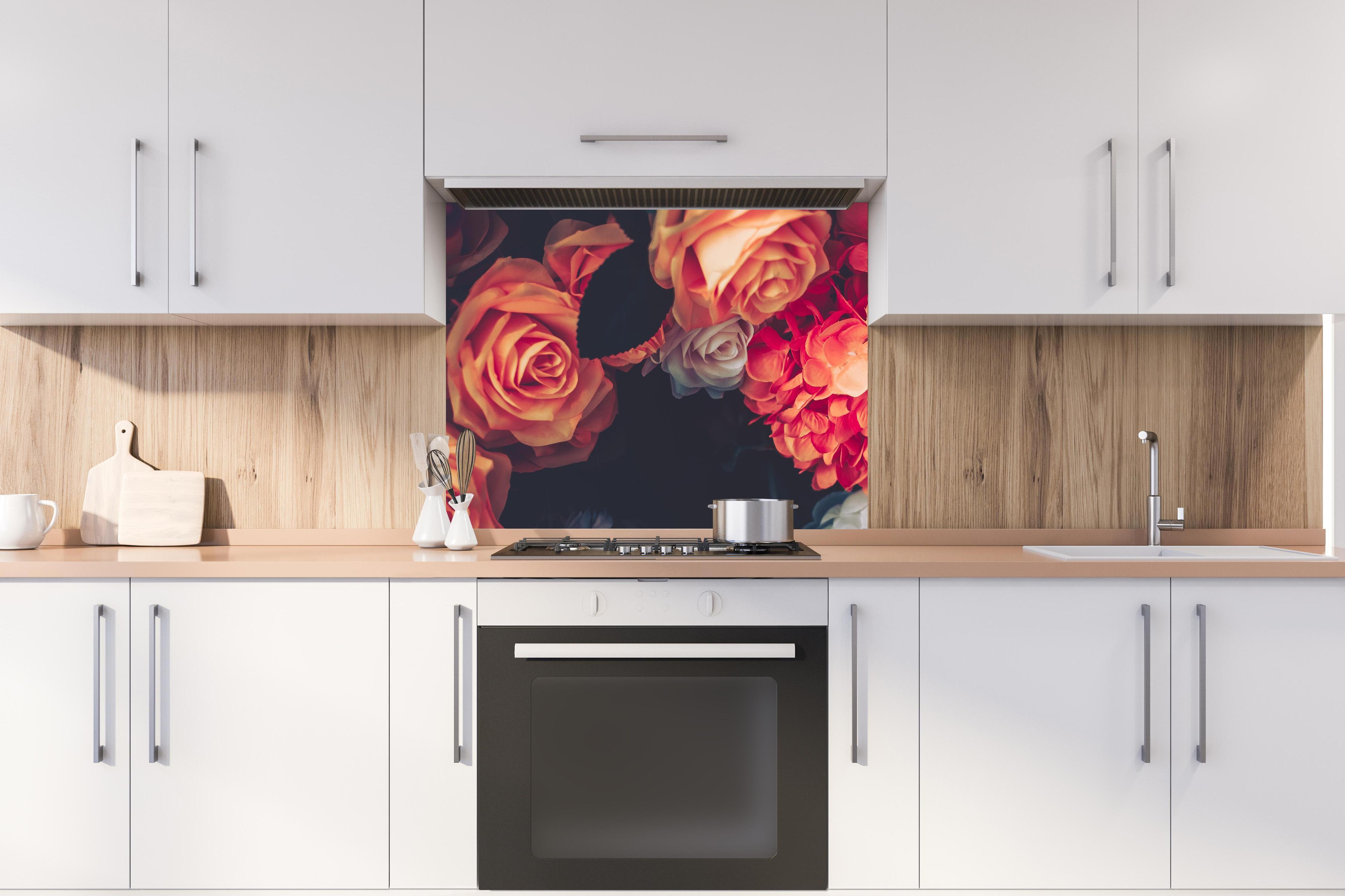 Spritzschutz - Künstliche Blumen im Vintage-Stil - Matt hinter stilvollem Gasherd unter Dunstabzugshaube
