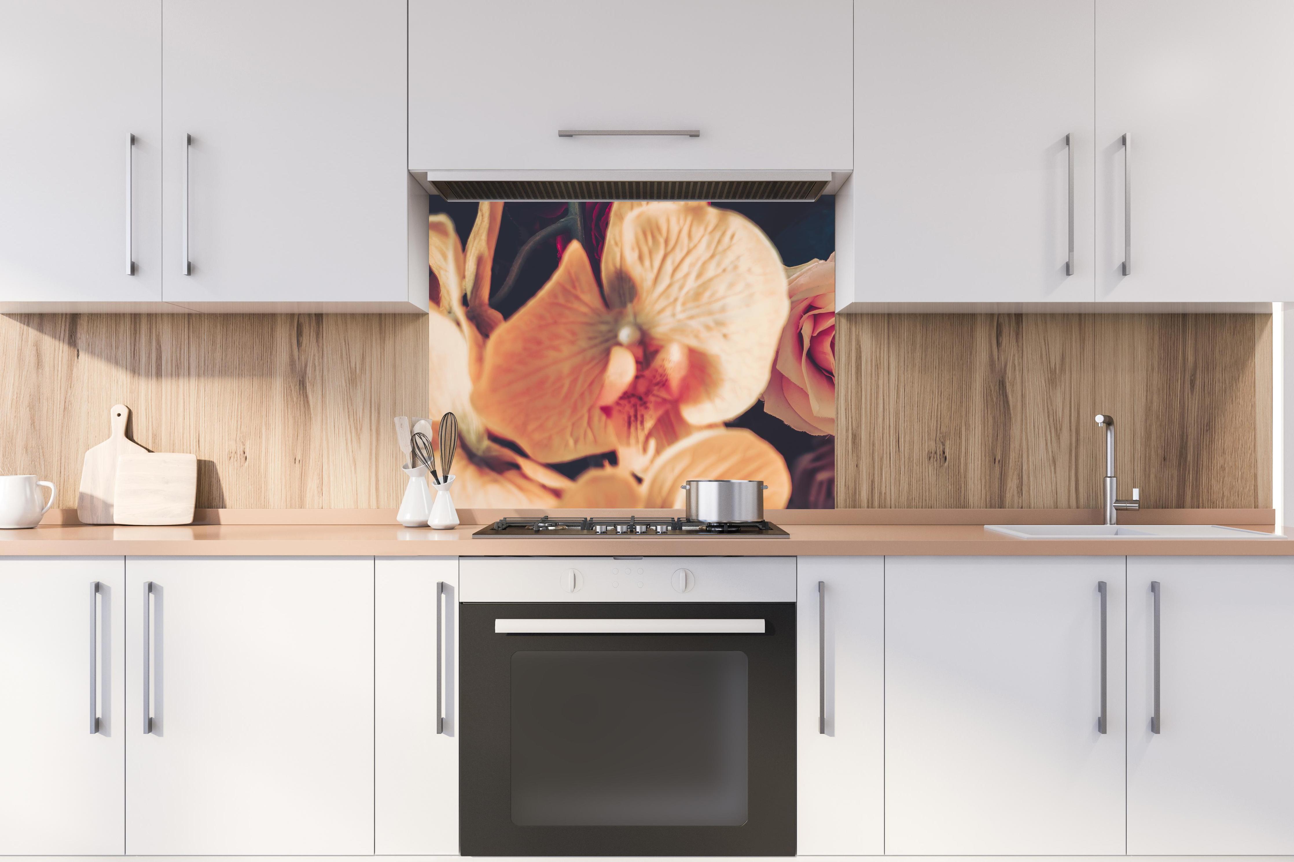 Spritzschutz - Künstliche Sommerblumen im Vintage-Stil hinter stilvollem Gasherd unter Dunstabzugshaube