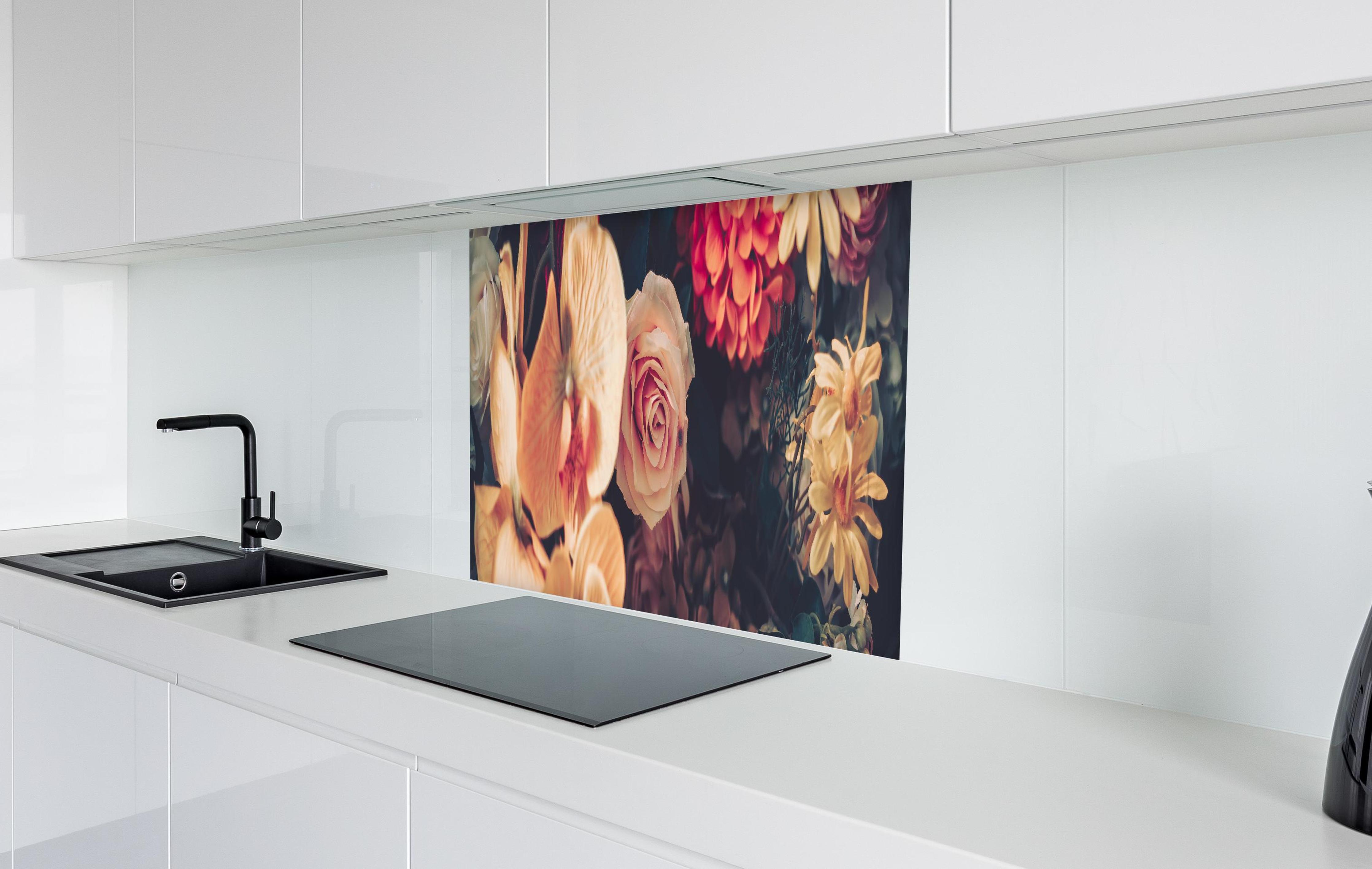 Spritzschutz - Künstliche Sommerblumen im Vintage-Stil  in weißer Hochglanz-Küche hinter einem Cerankochfeld