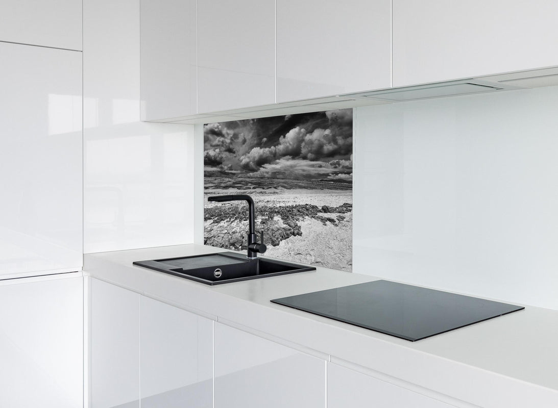 Spritzschutz - La Digue Meer und Felsen hinter modernem schwarz-matten Spülbecken in weißer Hochglanz-Küche