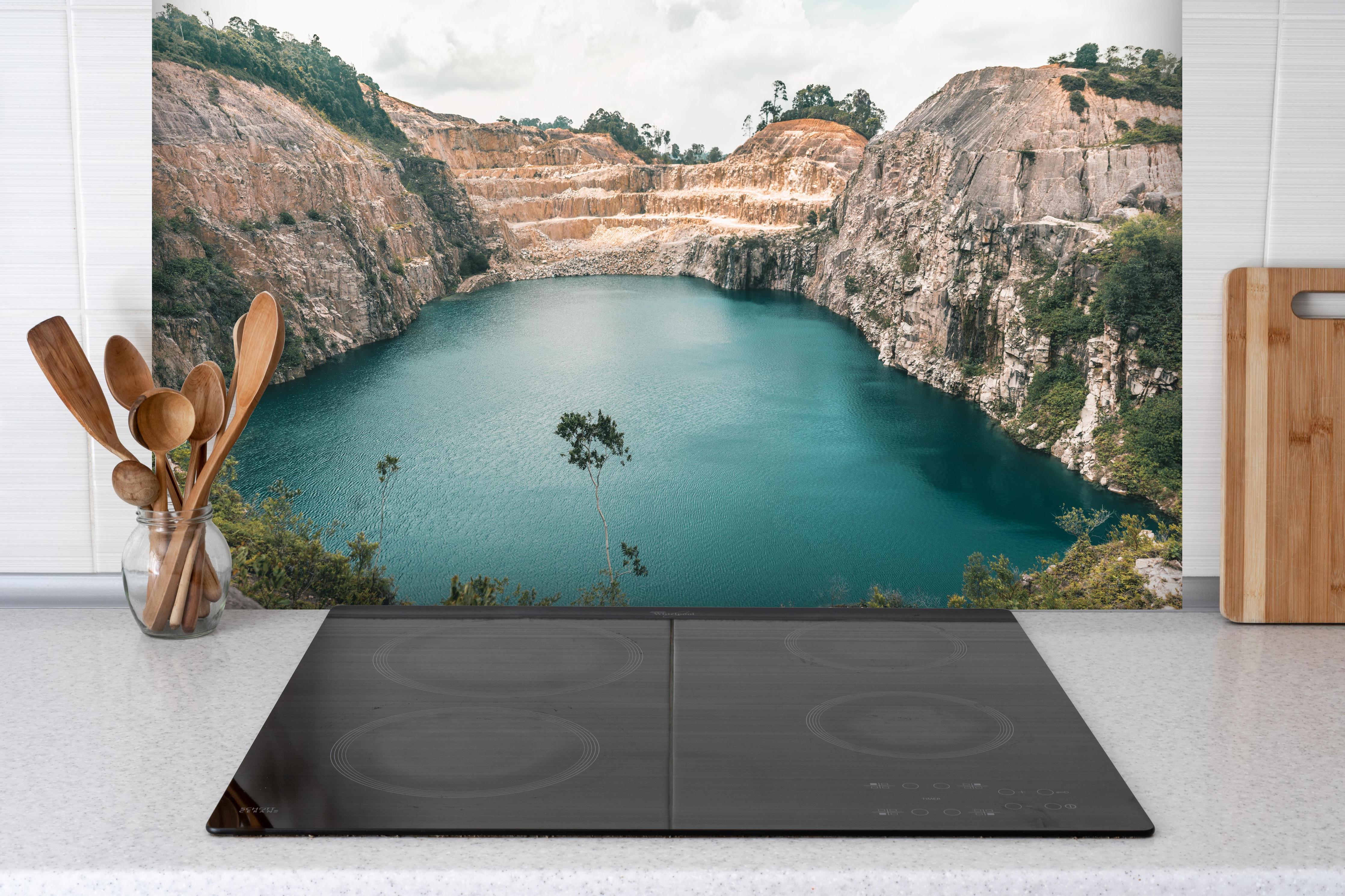 Spritzschutz - Lagune in Johor Bahru hinter einem Cerankochfeld zwischen Holz-Kochutensilien
