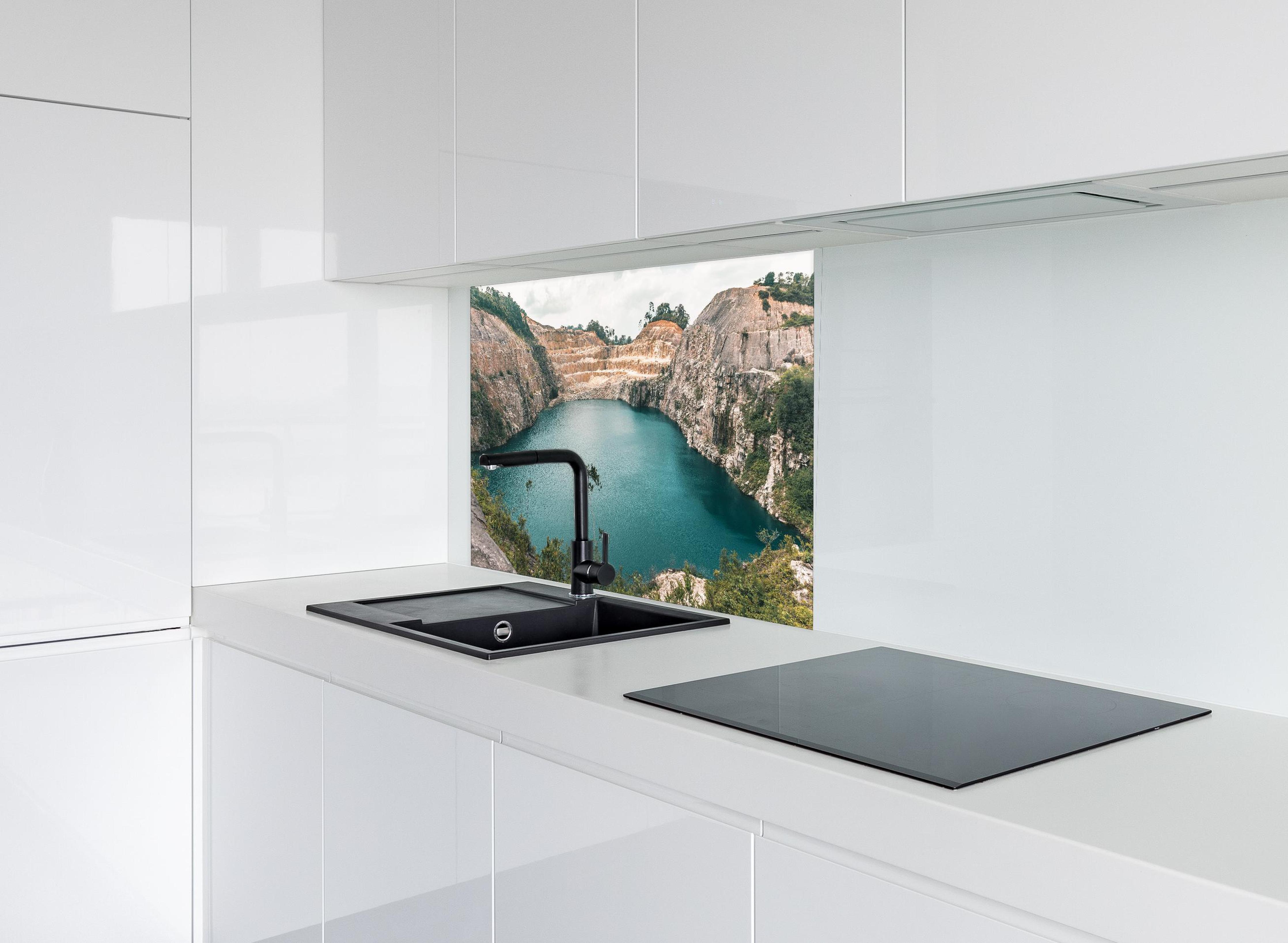 Spritzschutz - Lagune in Johor Bahru hinter modernem schwarz-matten Spülbecken in weißer Hochglanz-Küche