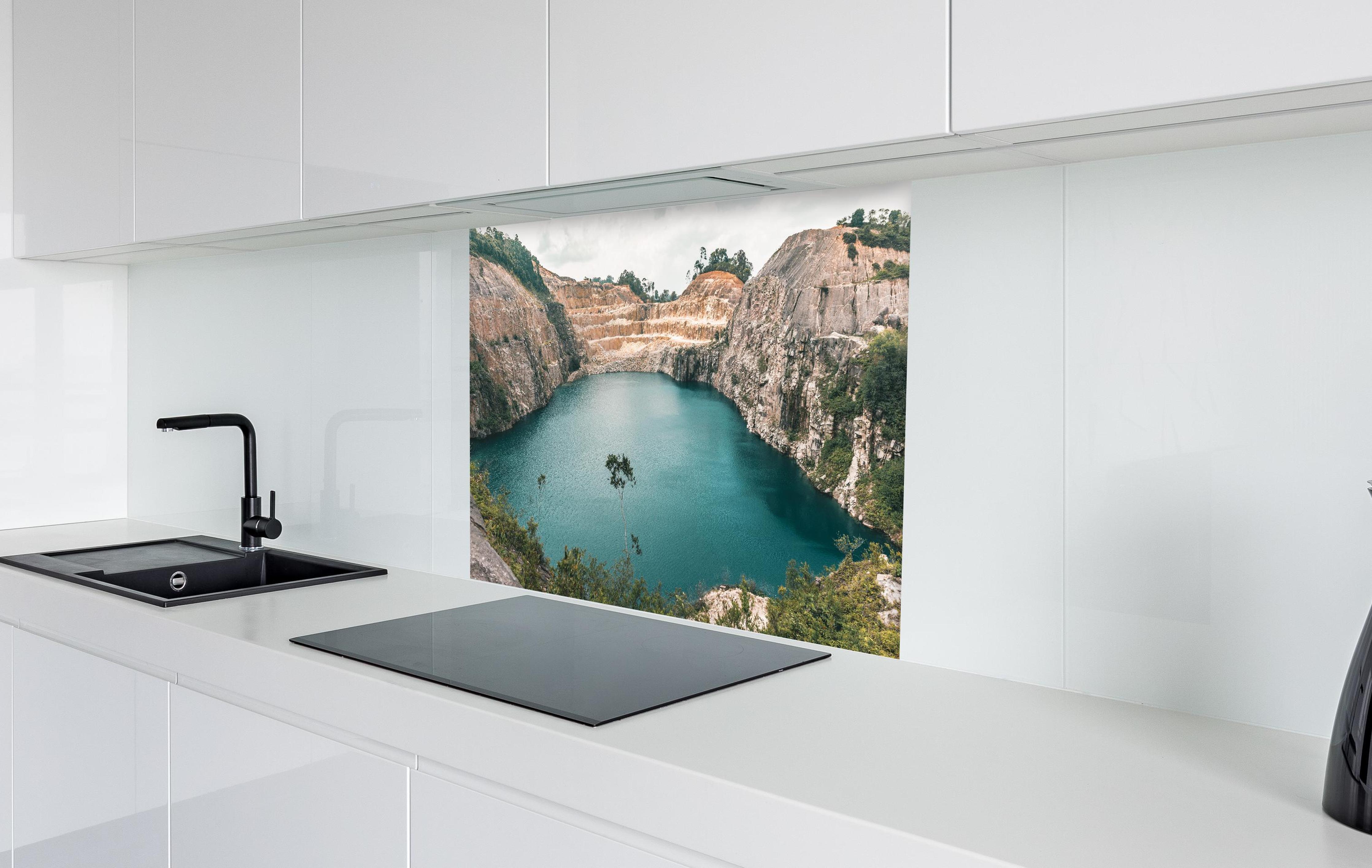 Spritzschutz - Lagune in Johor Bahru  in weißer Hochglanz-Küche hinter einem Cerankochfeld